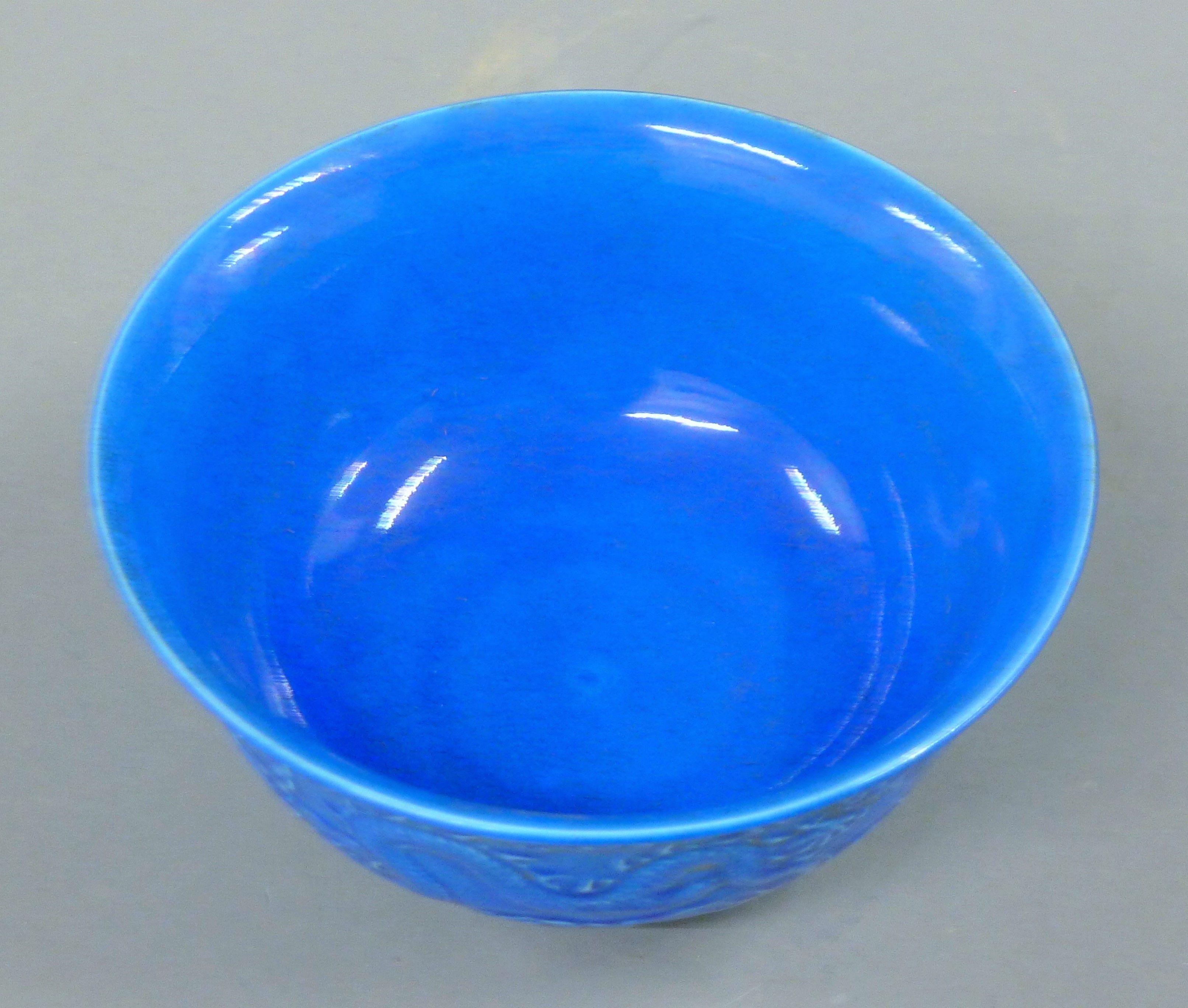 A Chinese blue porcelain dragon bowl. 15 cm diameter. - Image 3 of 5