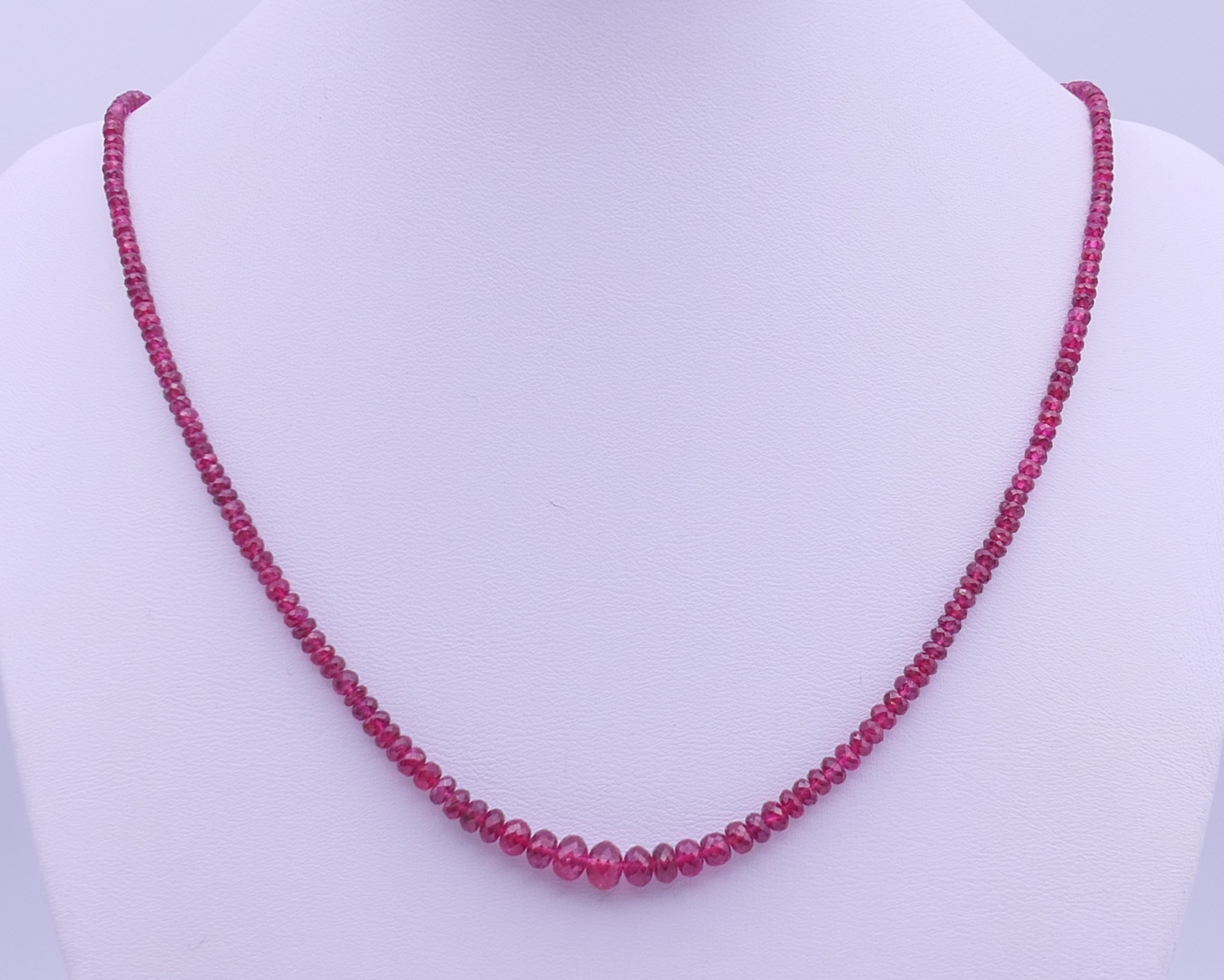 A red spinel bead necklace with 9 ct gold clasp. 50 cm long.