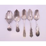 Five Continental silver caddy spoons. Largest 13 cm long.