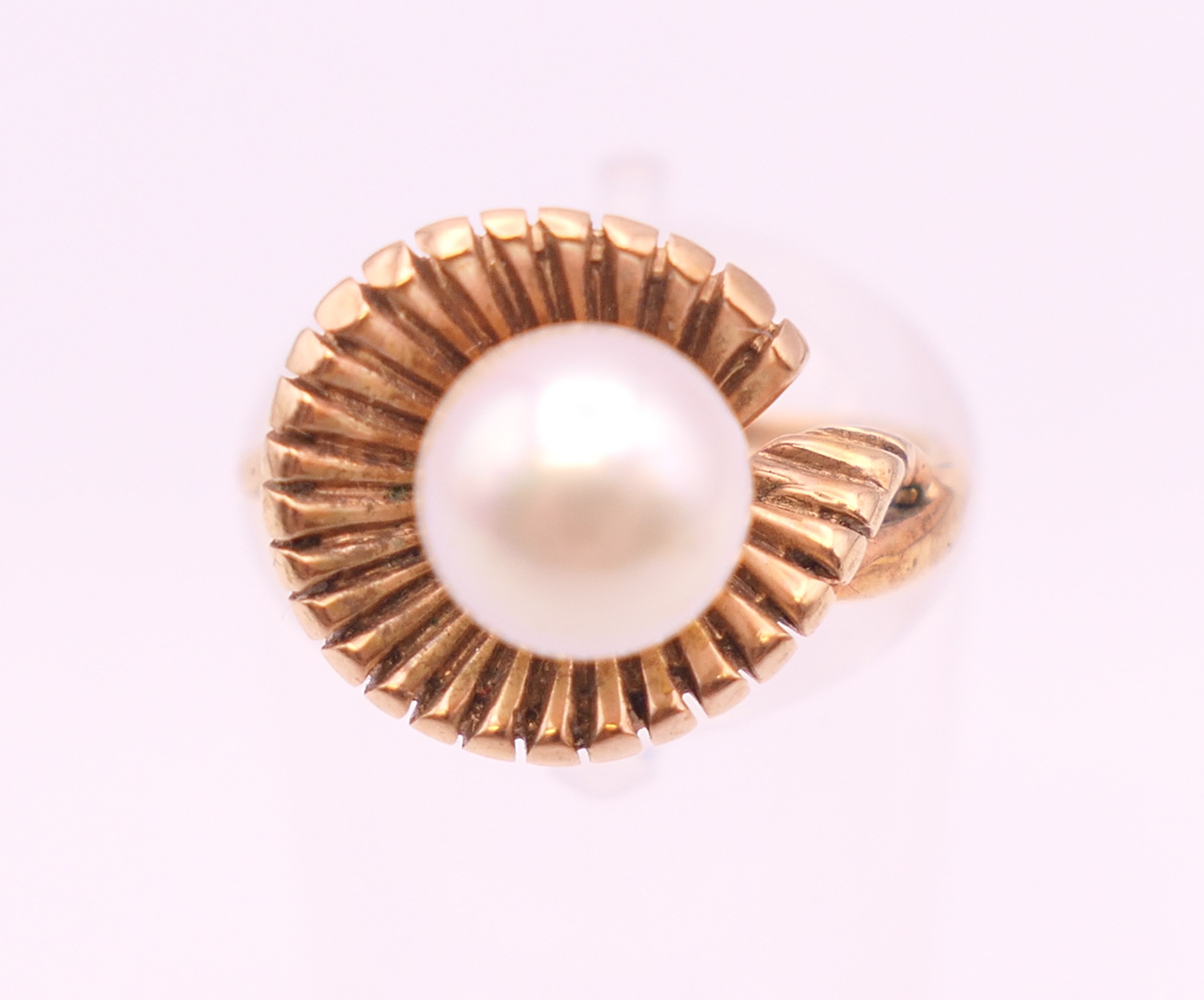 A 9 ct gold ring set with a 7 mm cultured pearl. Ring size I. 3.5 grammes total weight. - Image 2 of 7