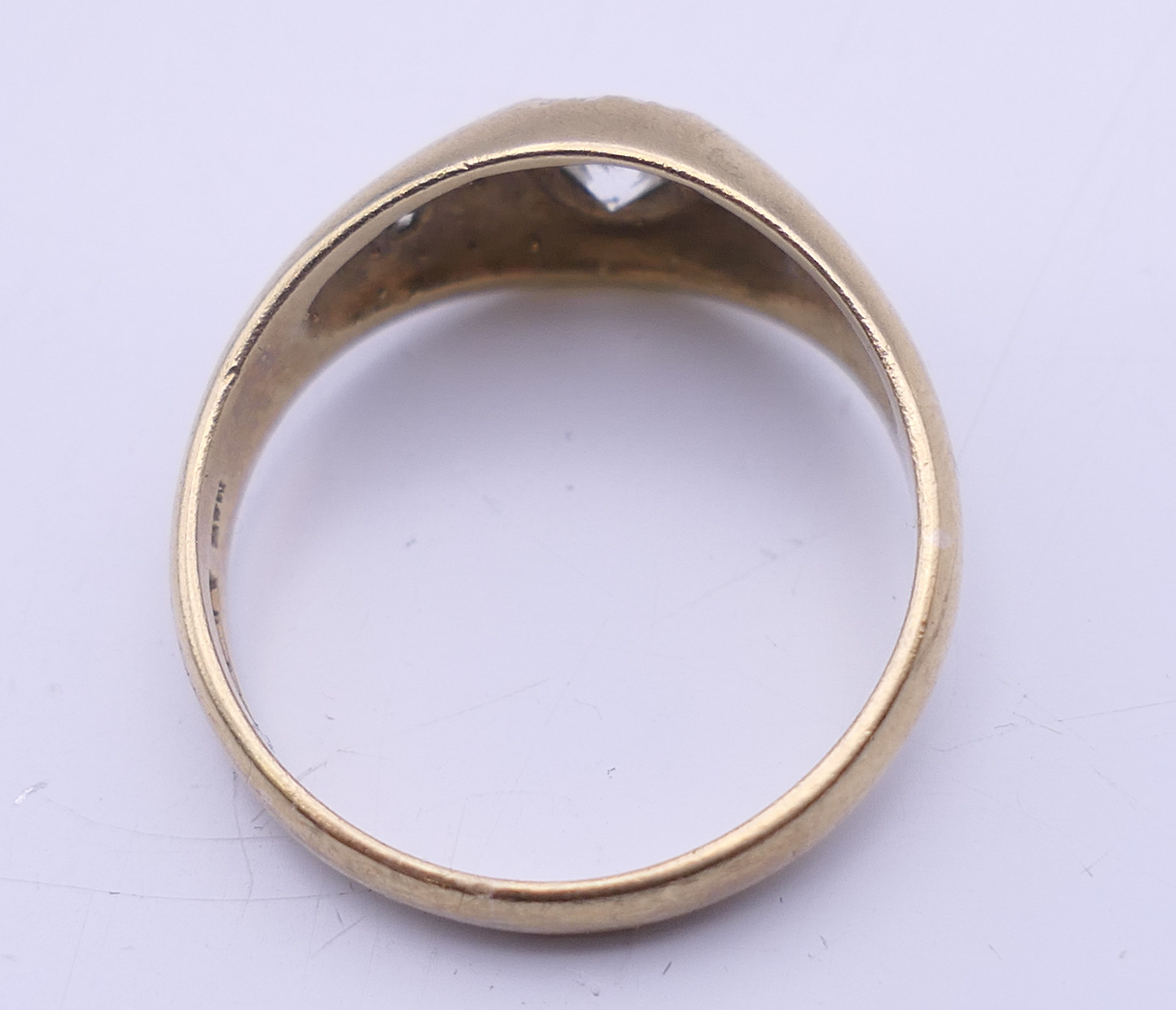 A 9 ct gold gentleman's gypsy set three stone ring. Ring size T. 4 grammes total weight. - Image 6 of 8