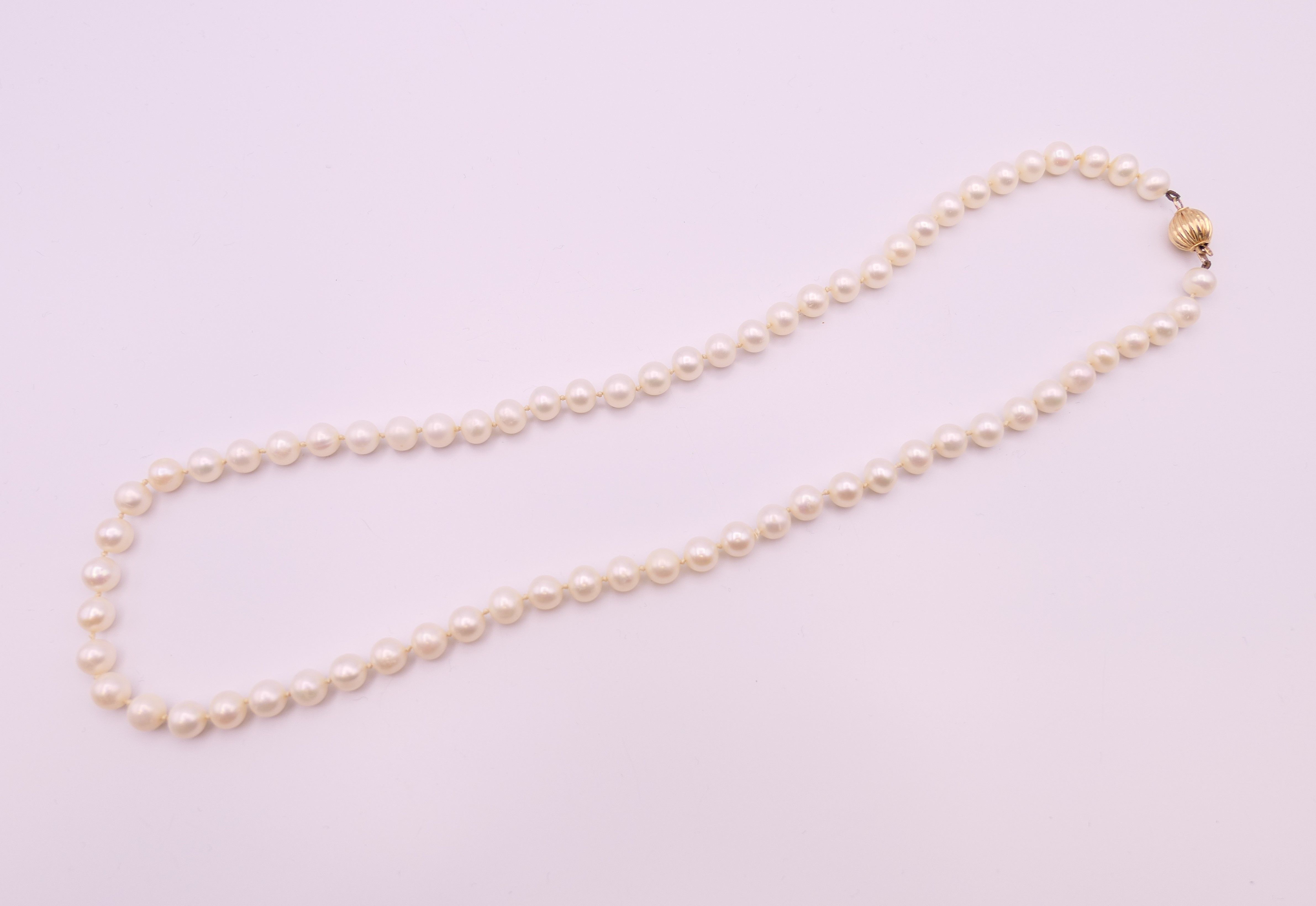 A pearl necklace with 9 ct gold clasp, - Image 7 of 9