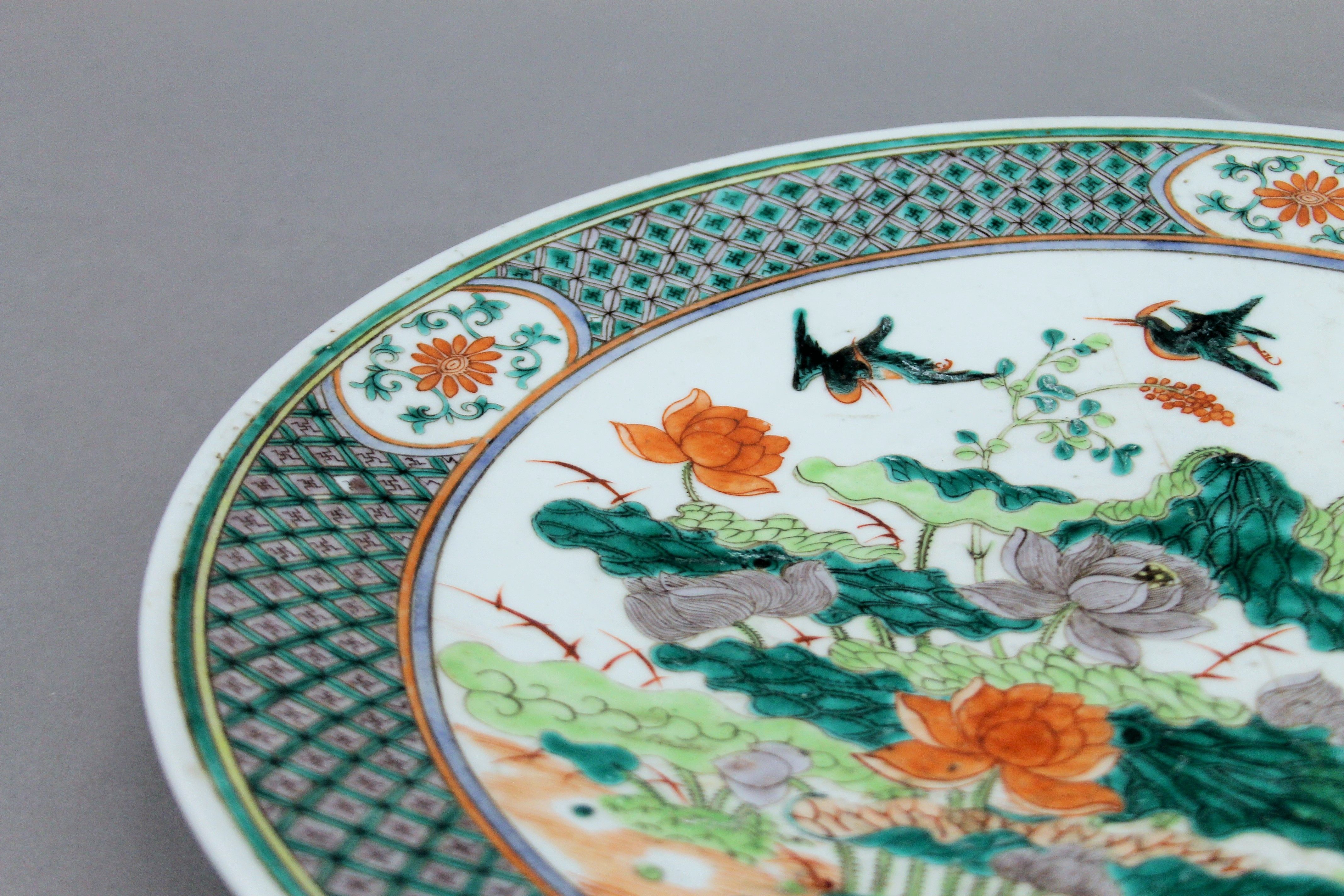 A 19th century Chinese famille verte porcelain charger. 37.5 cm diameter. - Image 3 of 10