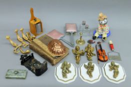 A quantity of miscellaneous items.