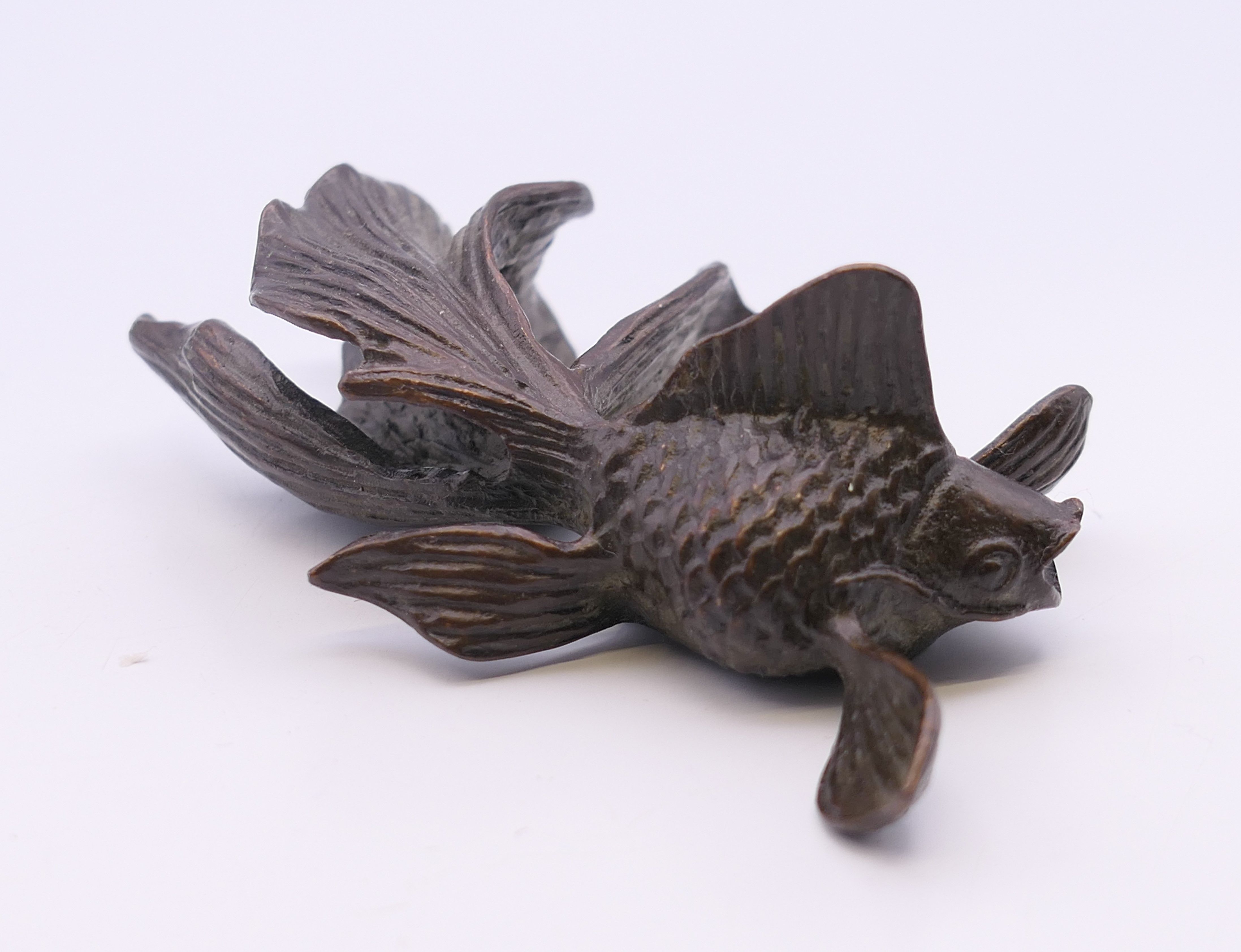 A bronze model of a fish. 8.5 cm long. - Image 3 of 4