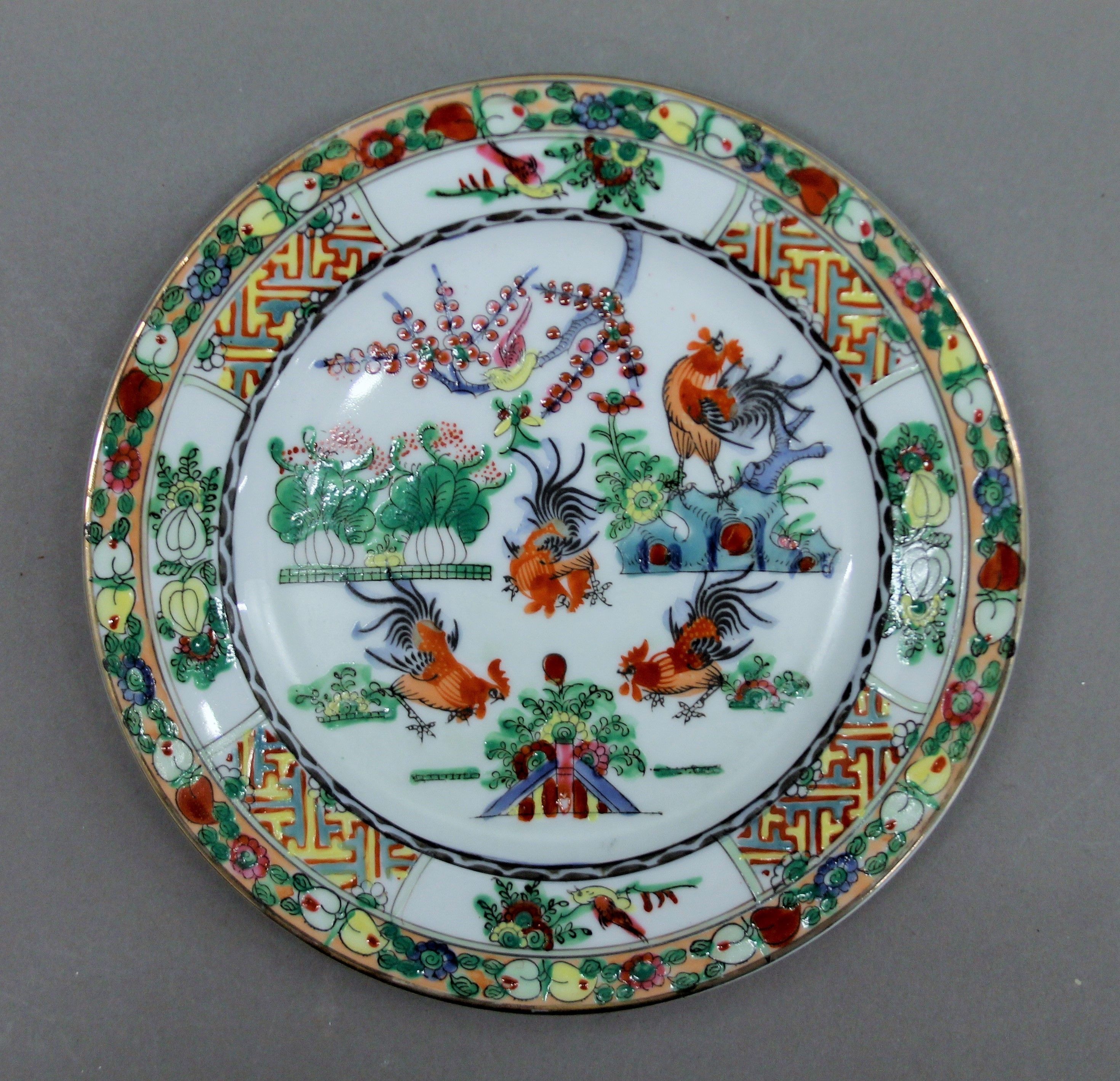 A pair of Chinese porcelain plates. 20.5 cm diameter. - Image 3 of 5