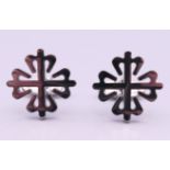 A pair of Patek Philippe clover form cufflinks. 2 cm diameter.