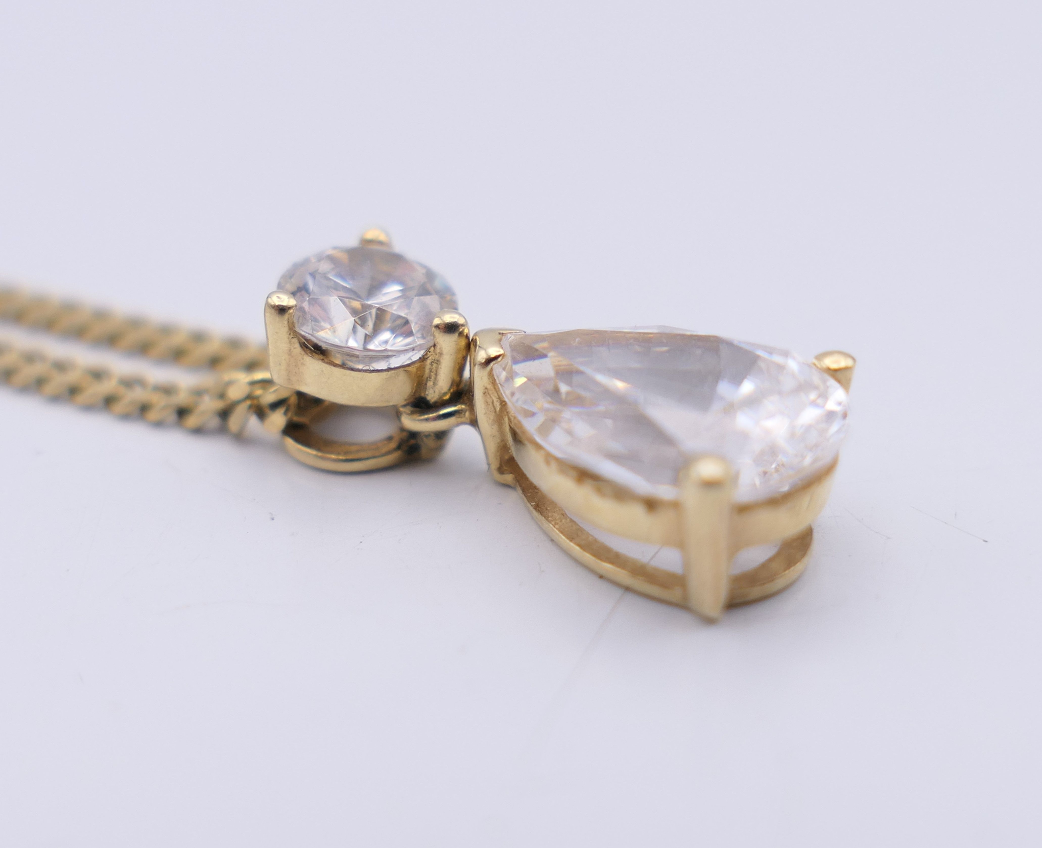 A 14 K gold two stone pendant necklace. Chain 44 cm long, pendant 1.5 cm high. 5. - Image 3 of 5