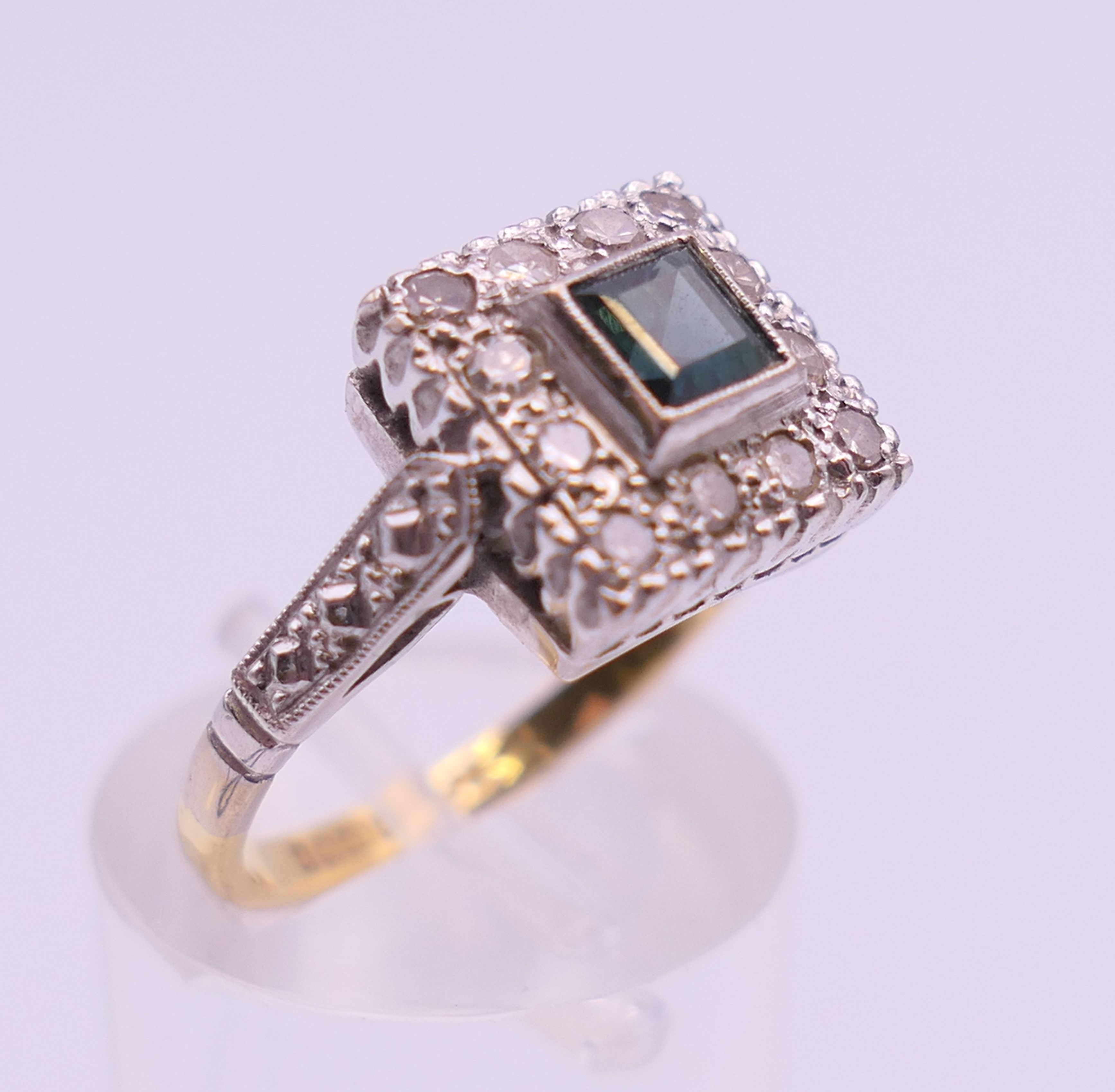 An Art Deco style 18 ct gold diamond and sapphire ring. Ring size M. 4.6 grammes total weight. - Image 4 of 8