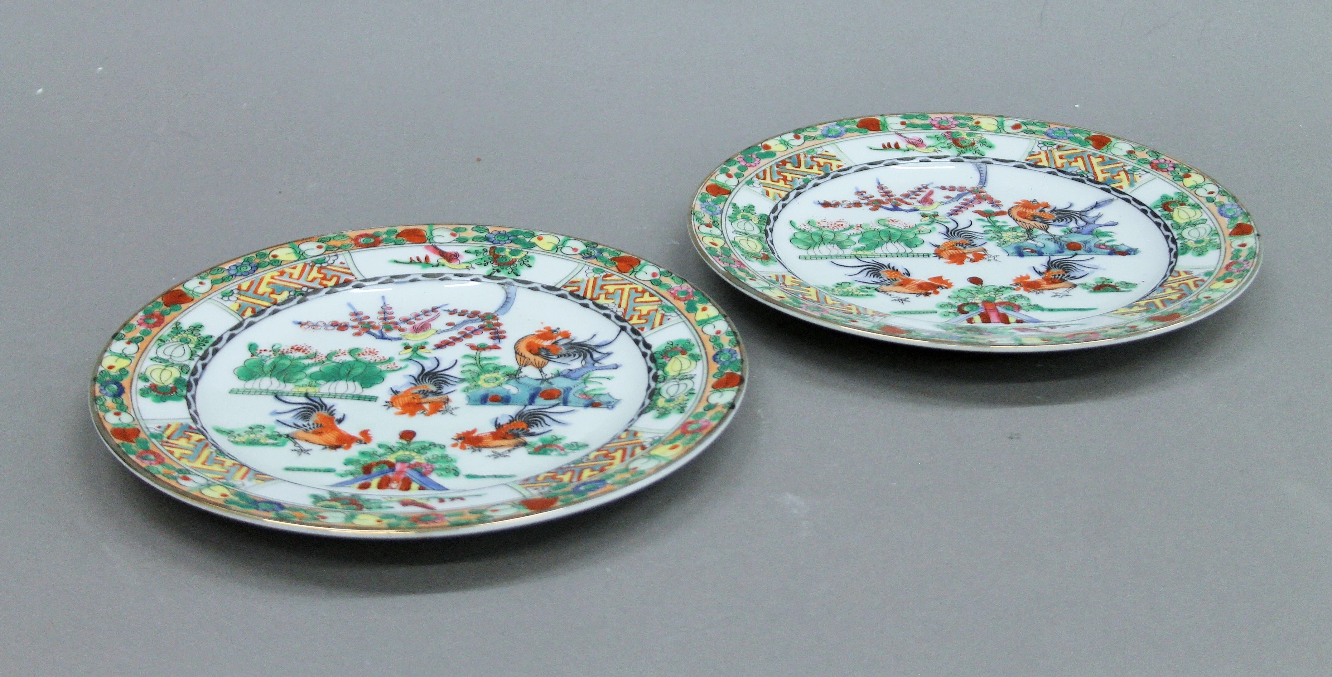 A pair of Chinese porcelain plates. 20.5 cm diameter. - Image 2 of 5