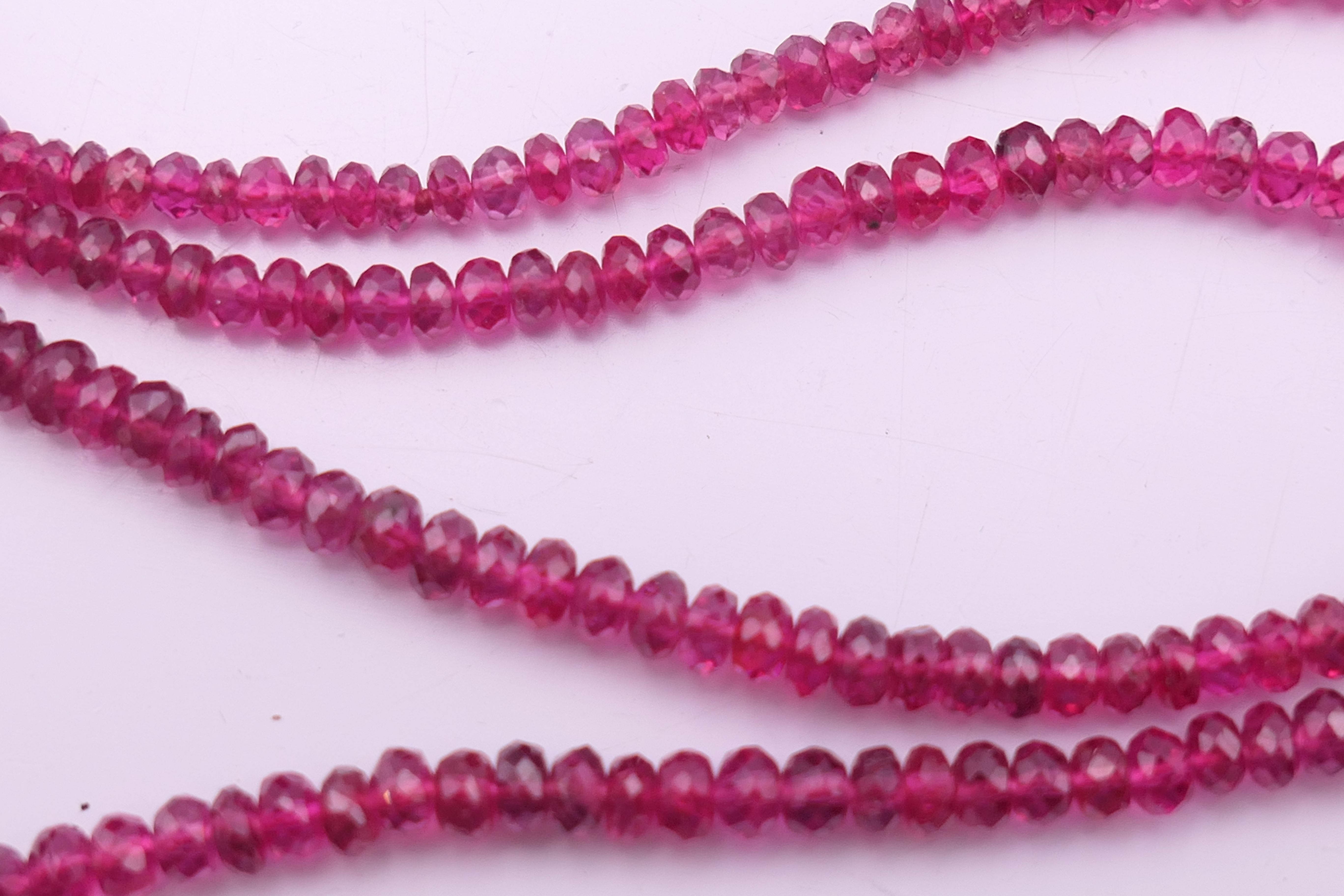A red spinel bead necklace with 9 ct gold clasp. 50 cm long. - Image 4 of 6