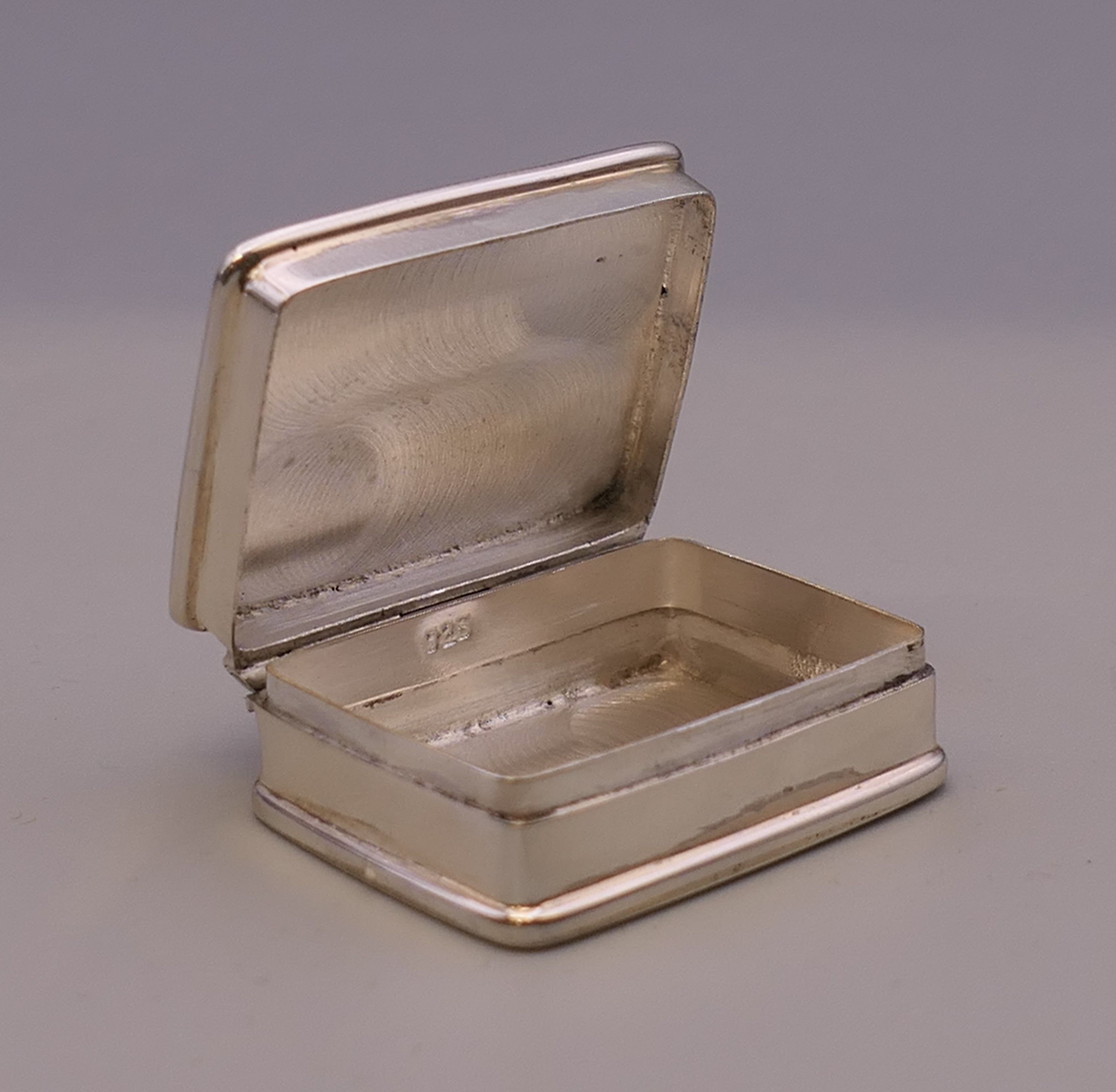 A silver pill box, the lid depicting a reclining nude. 3 cm wide. - Image 4 of 5