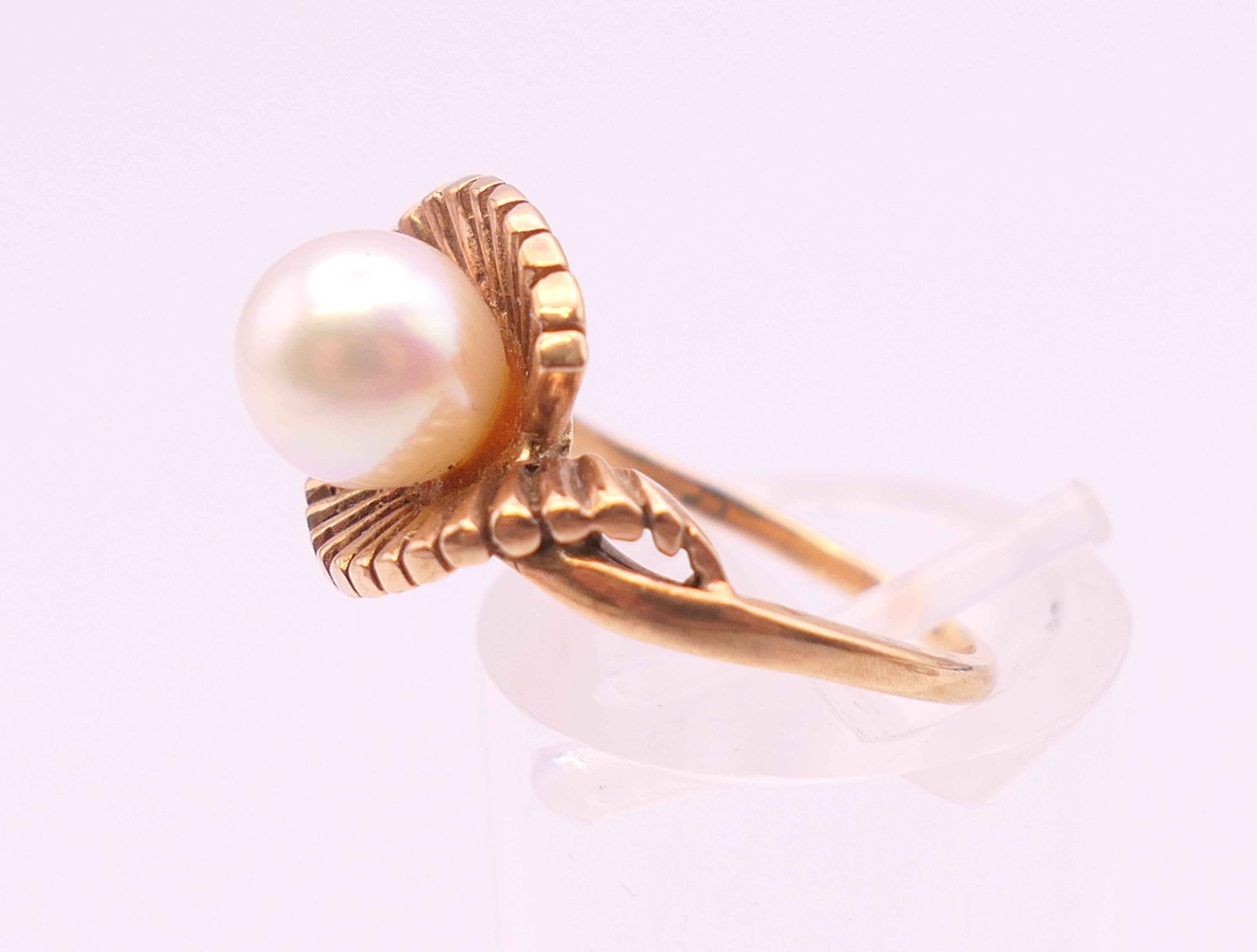 A 9 ct gold ring set with a 7 mm cultured pearl. Ring size I. 3.5 grammes total weight. - Image 4 of 7
