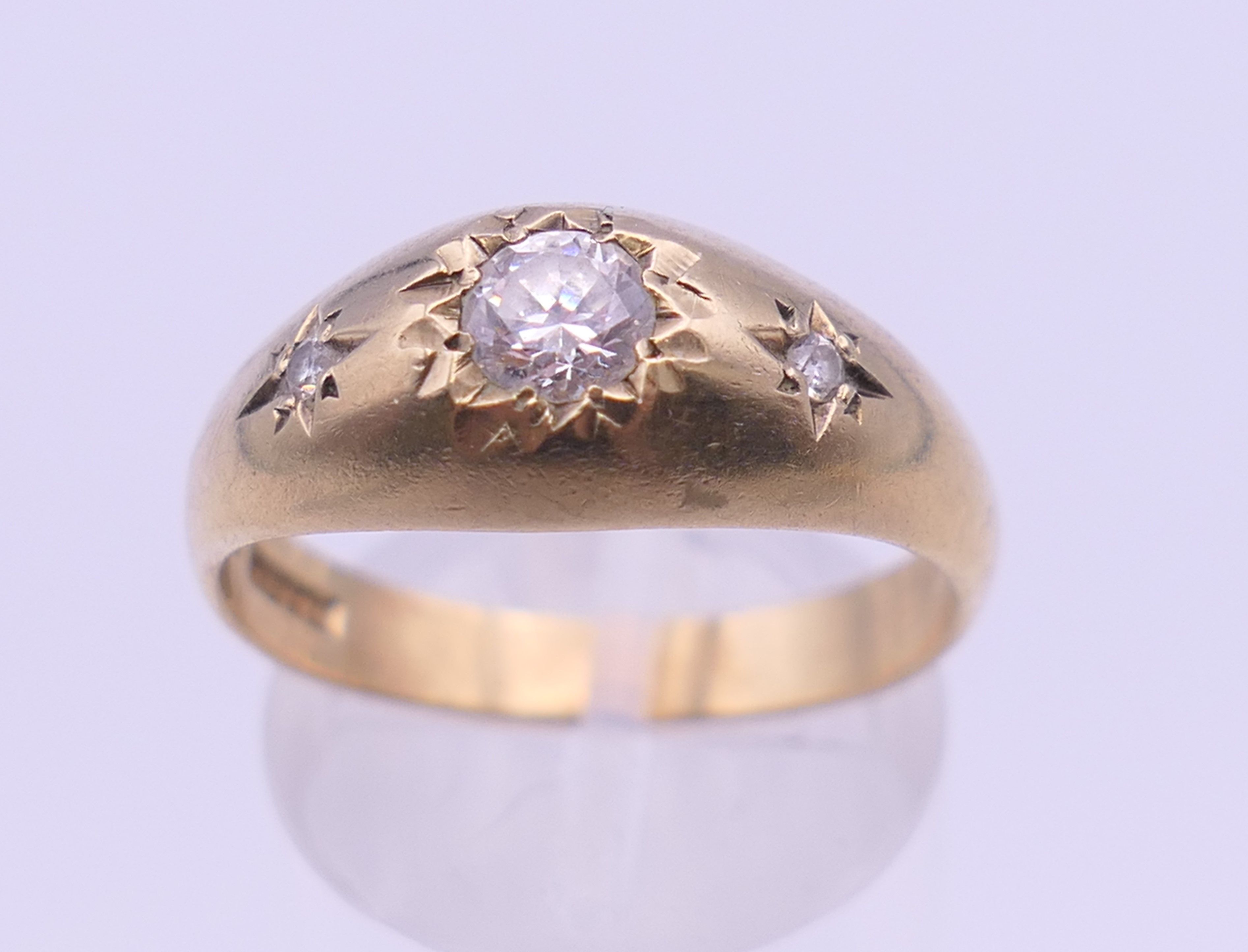A 9 ct gold gentleman's gypsy set three stone ring. Ring size T. 4 grammes total weight. - Image 4 of 8