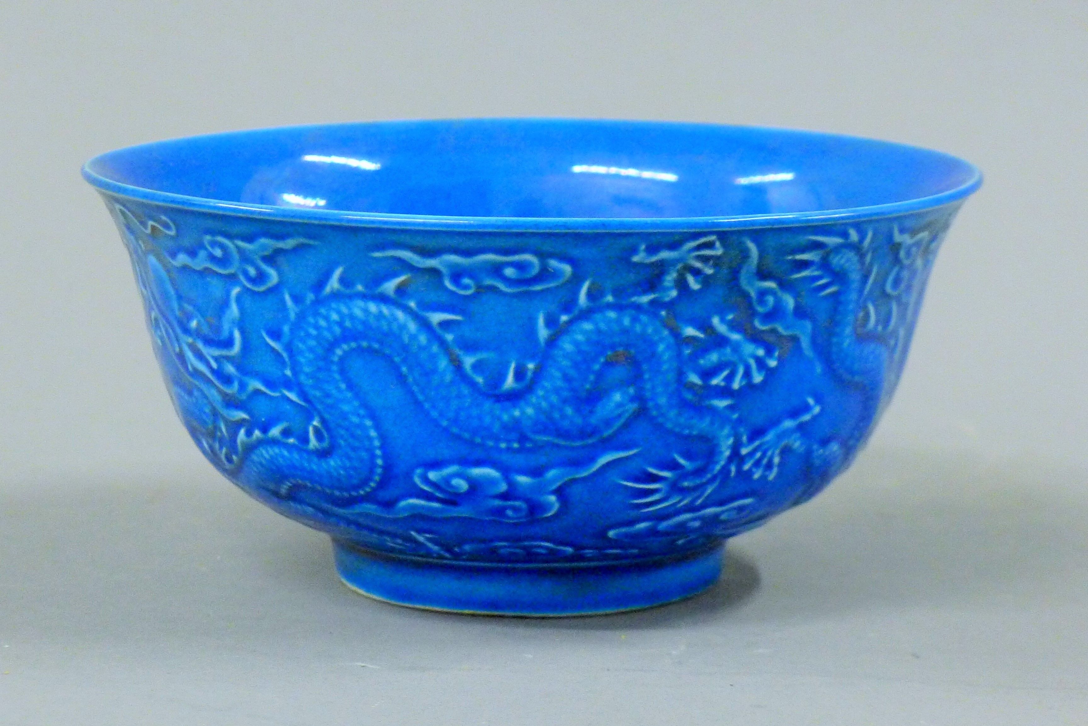 A Chinese blue porcelain dragon bowl. 15 cm diameter. - Image 2 of 5