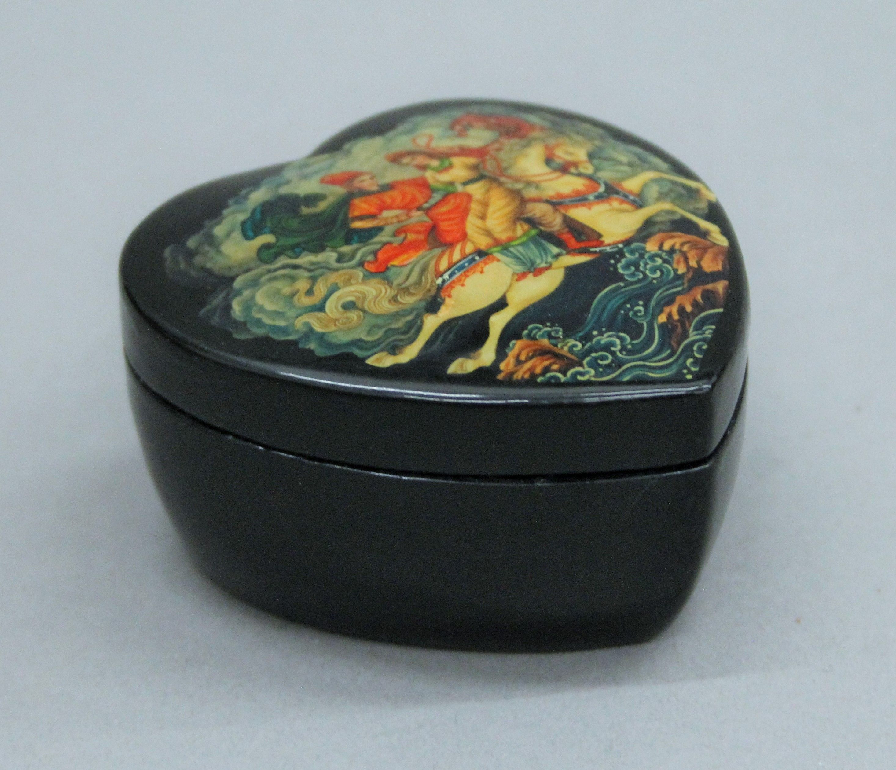 Two Russian black lacquered trinket boxes. The largest 9 cm diameter. - Image 5 of 7