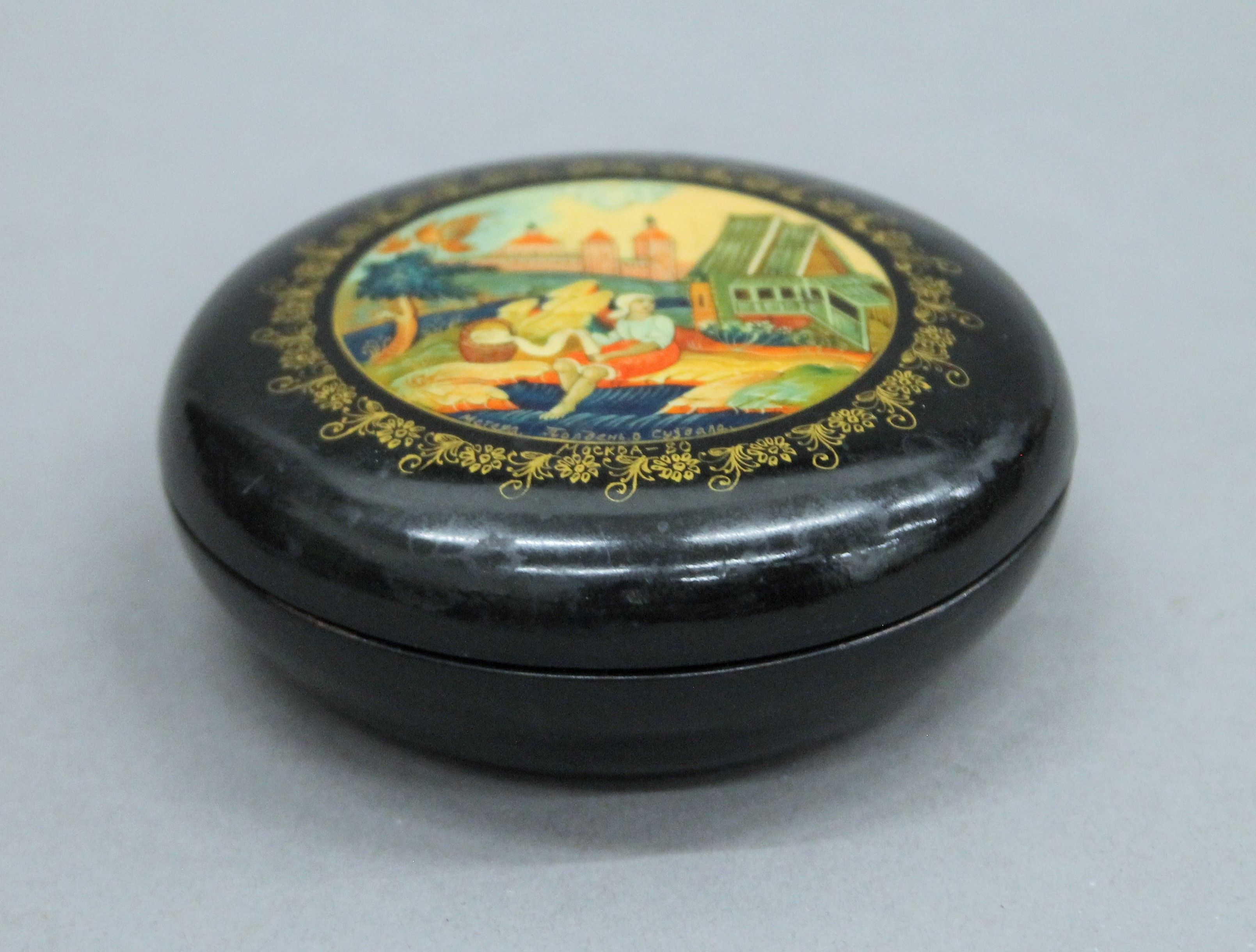 Two Russian black lacquered trinket boxes. The largest 9 cm diameter. - Image 2 of 7