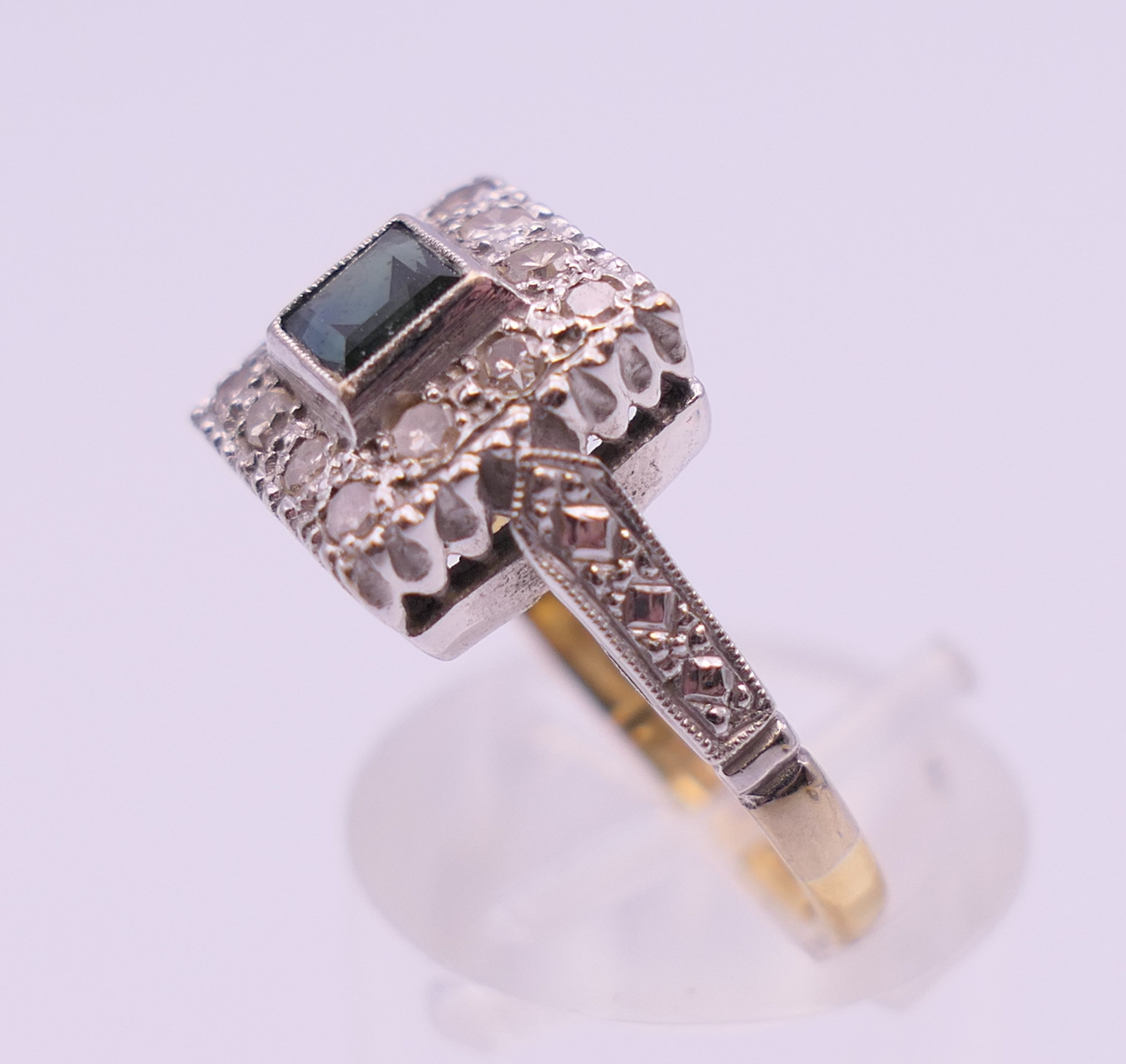 An Art Deco style 18 ct gold diamond and sapphire ring. Ring size M. 4.6 grammes total weight. - Image 5 of 8