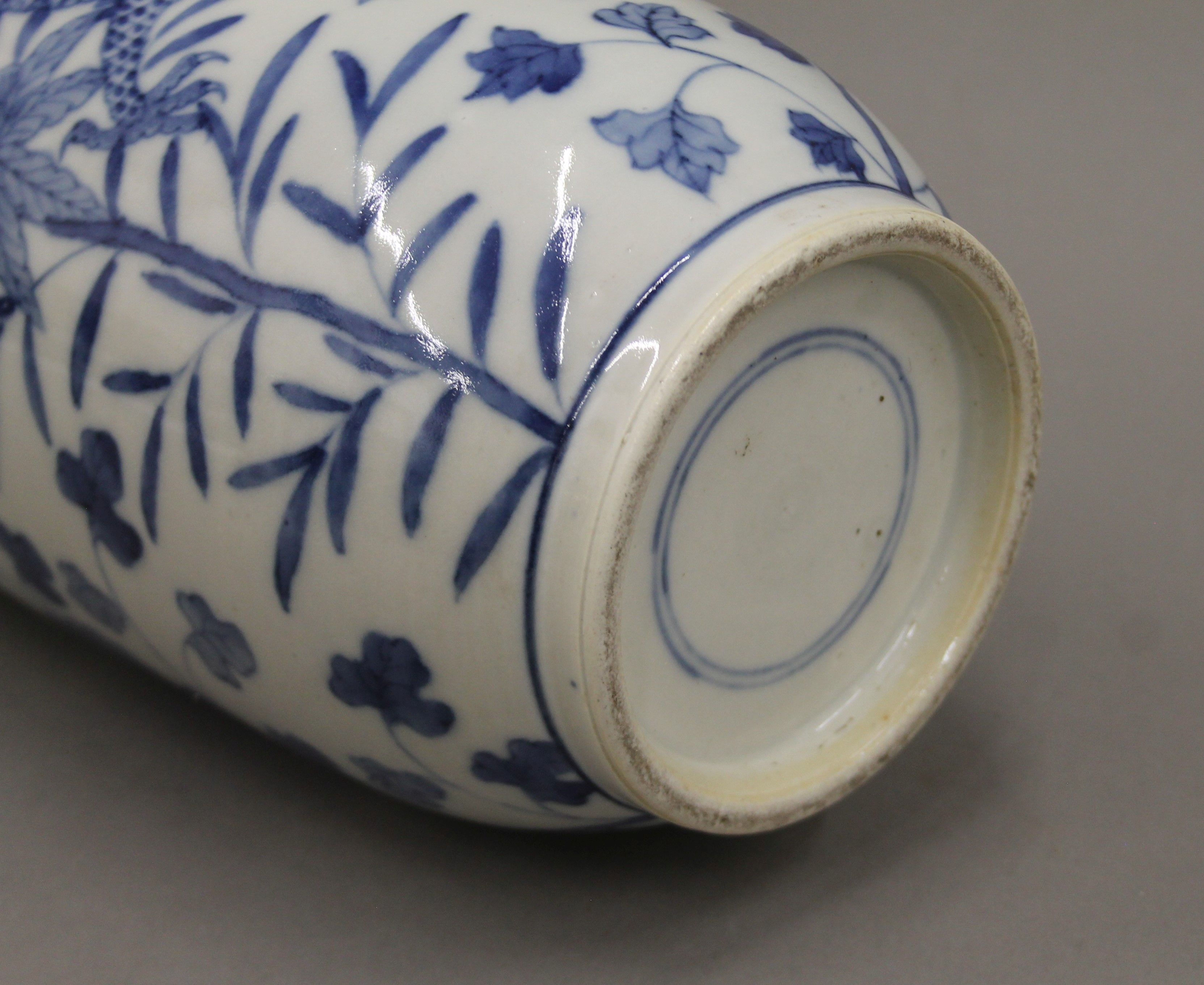 A Chinese blue and white porcelain Rouleau vase. 37 cm high. - Image 5 of 12