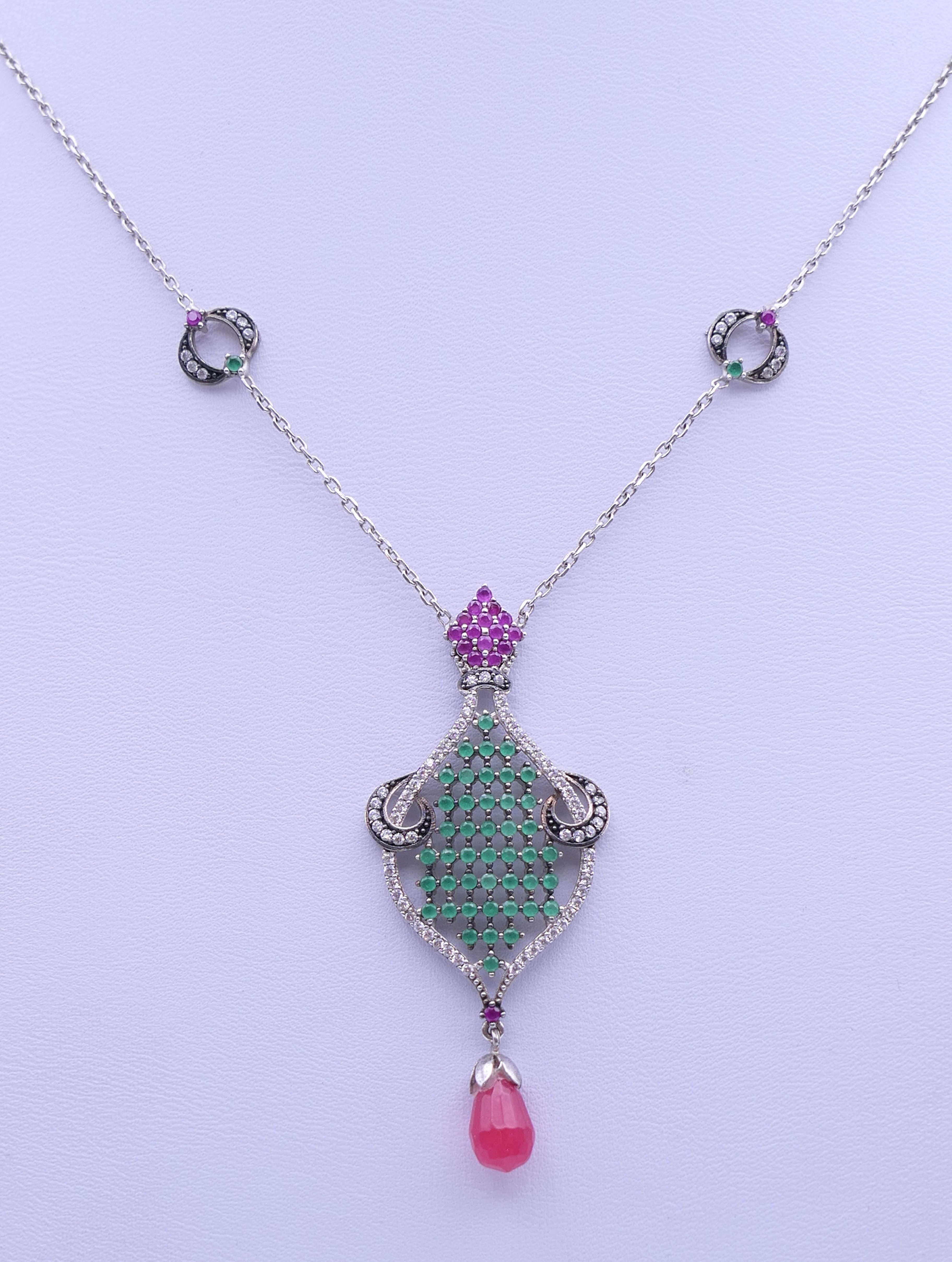 An Art Nouveau style drop pendant on a silver chain. Chain 46 cm long, pendant 5.5 cm high. - Image 2 of 7