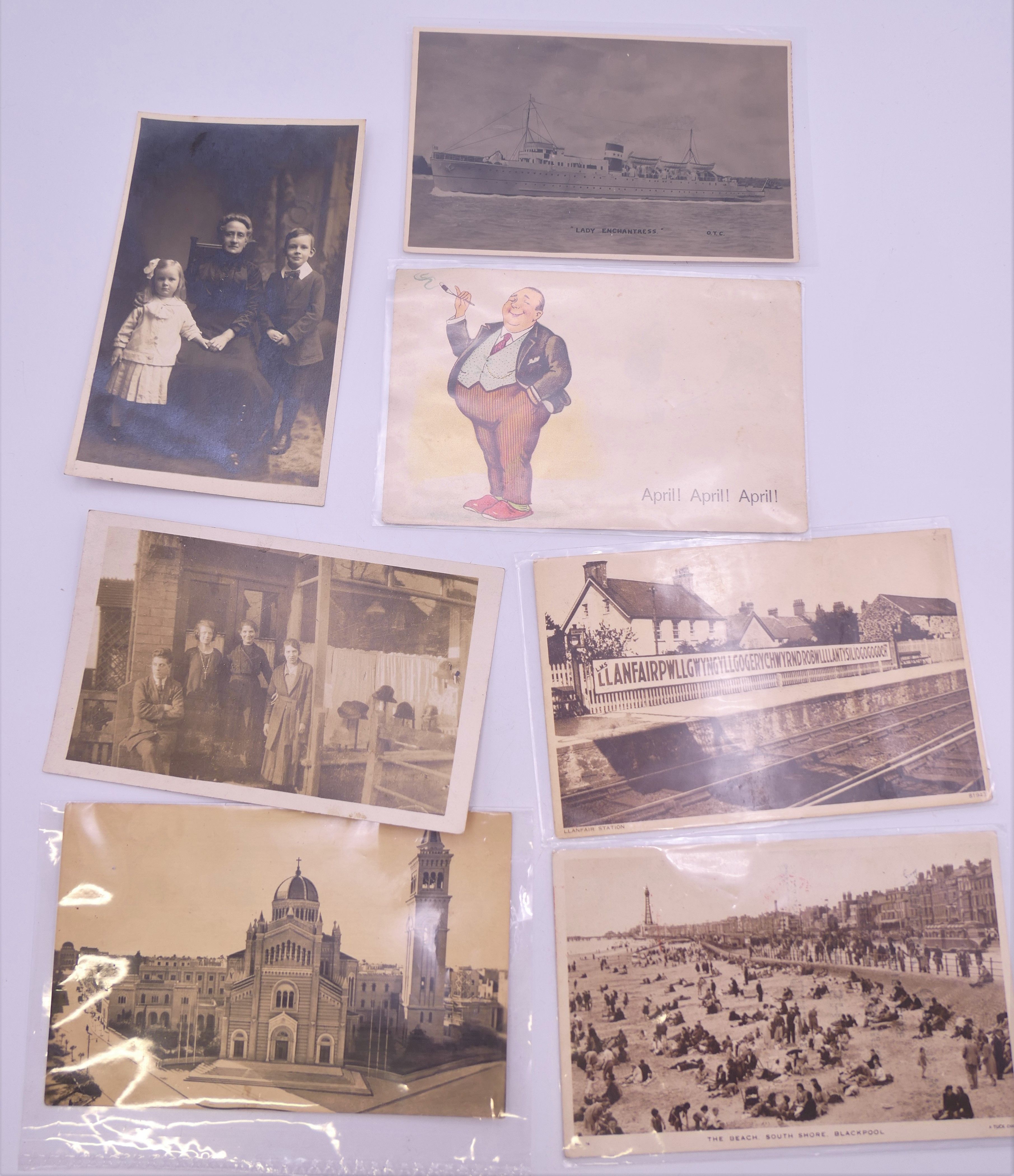 A quantity of vintage postcards, including WWI examples. - Image 9 of 10