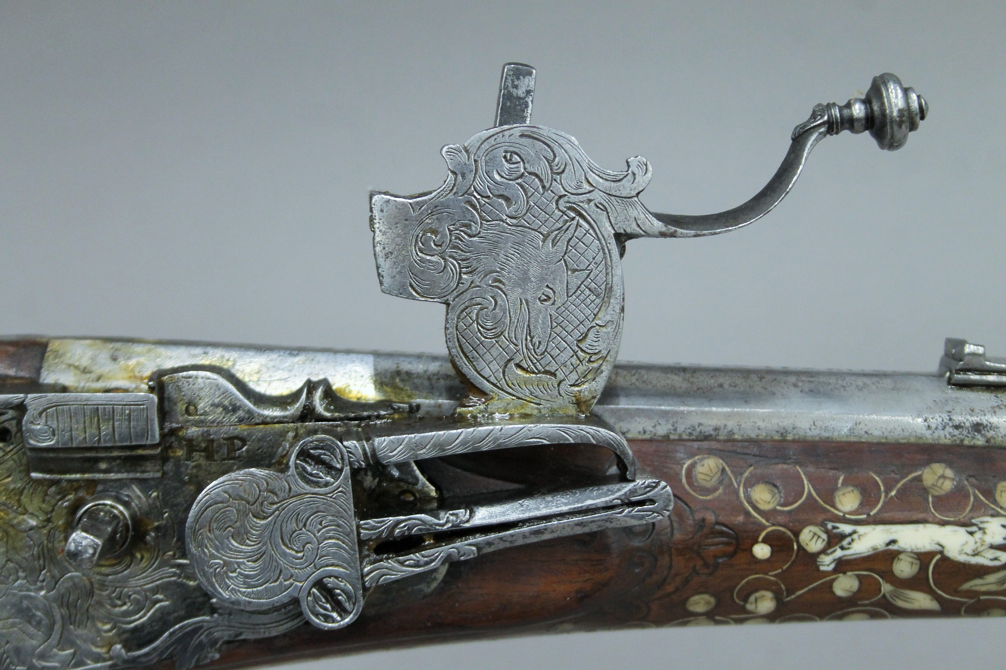 An antique Austrian wheel lock sporting rifle by Heinrich Aver. 117 cm long. - Image 4 of 14
