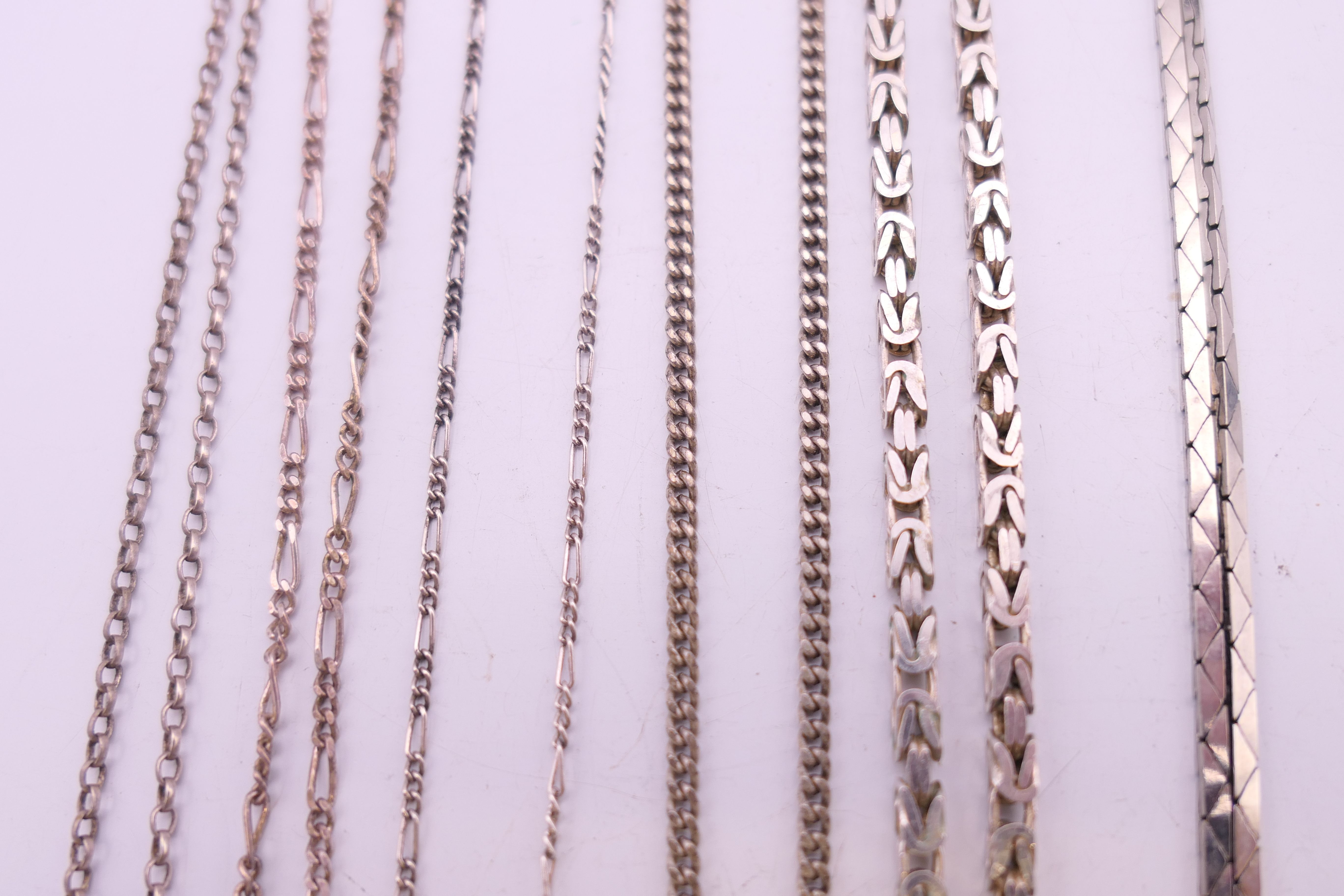 A quantity of silver necklaces. 33 grammes. - Image 3 of 3