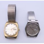 Two gentlemen's Seiko wristwatches. Each approximately 3.5 cm wide.
