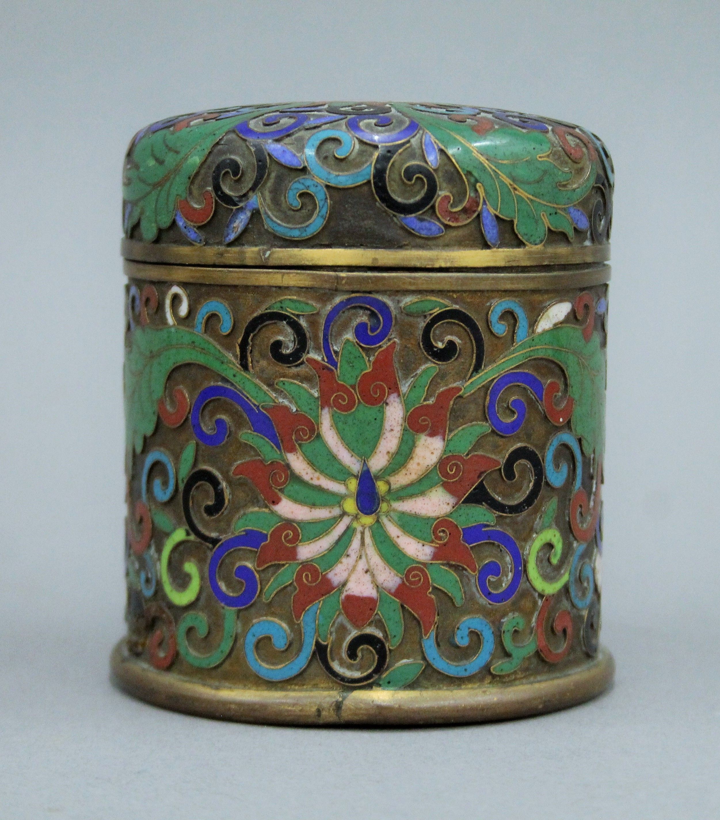 A late 19th/early 20th century cloisonne lidded box. 9.5 cm high. - Image 2 of 5