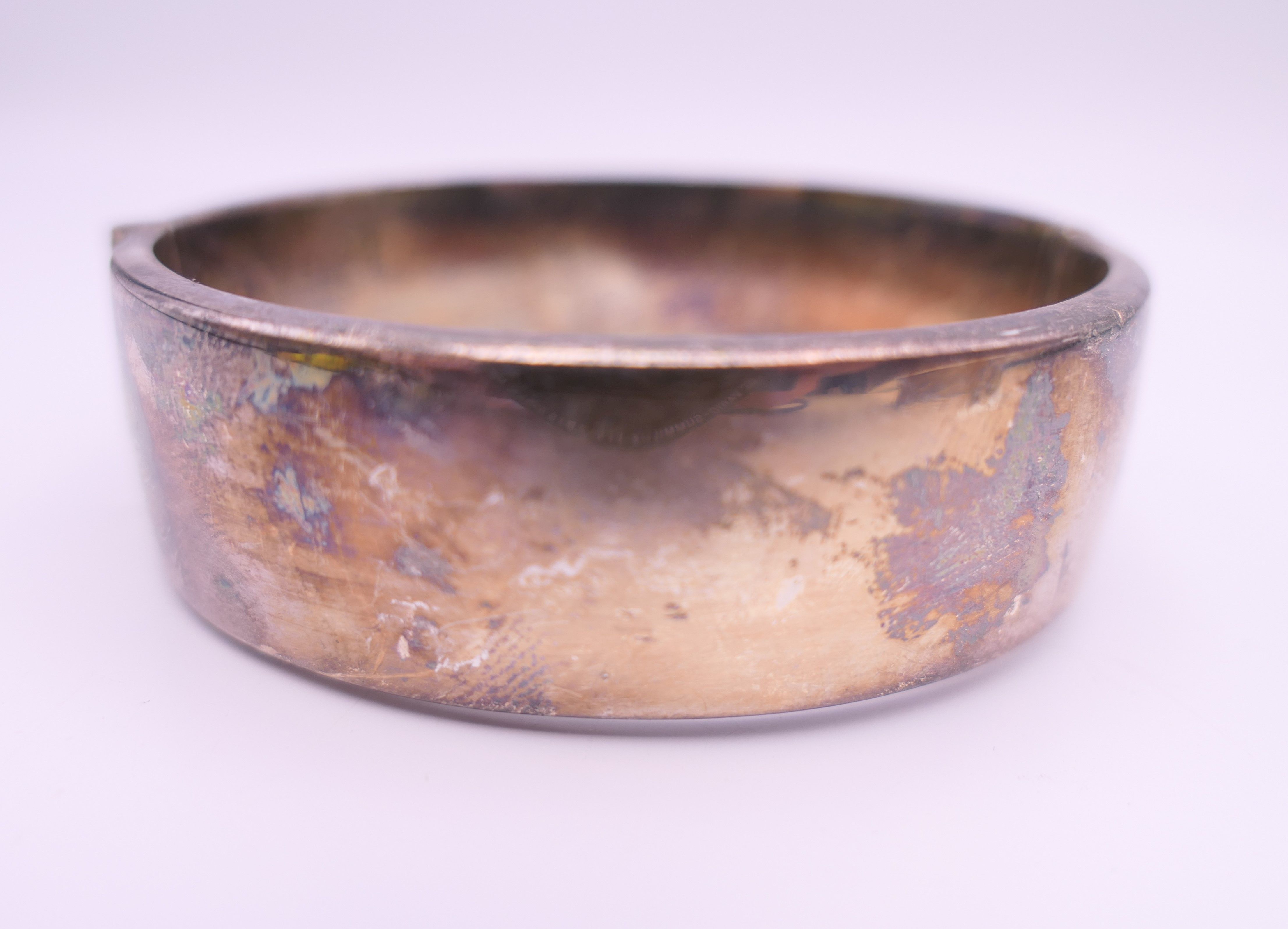 Two silver bangle formed bracelets. The largest 6.5 cm wide. 58.7 grammes. - Image 3 of 13