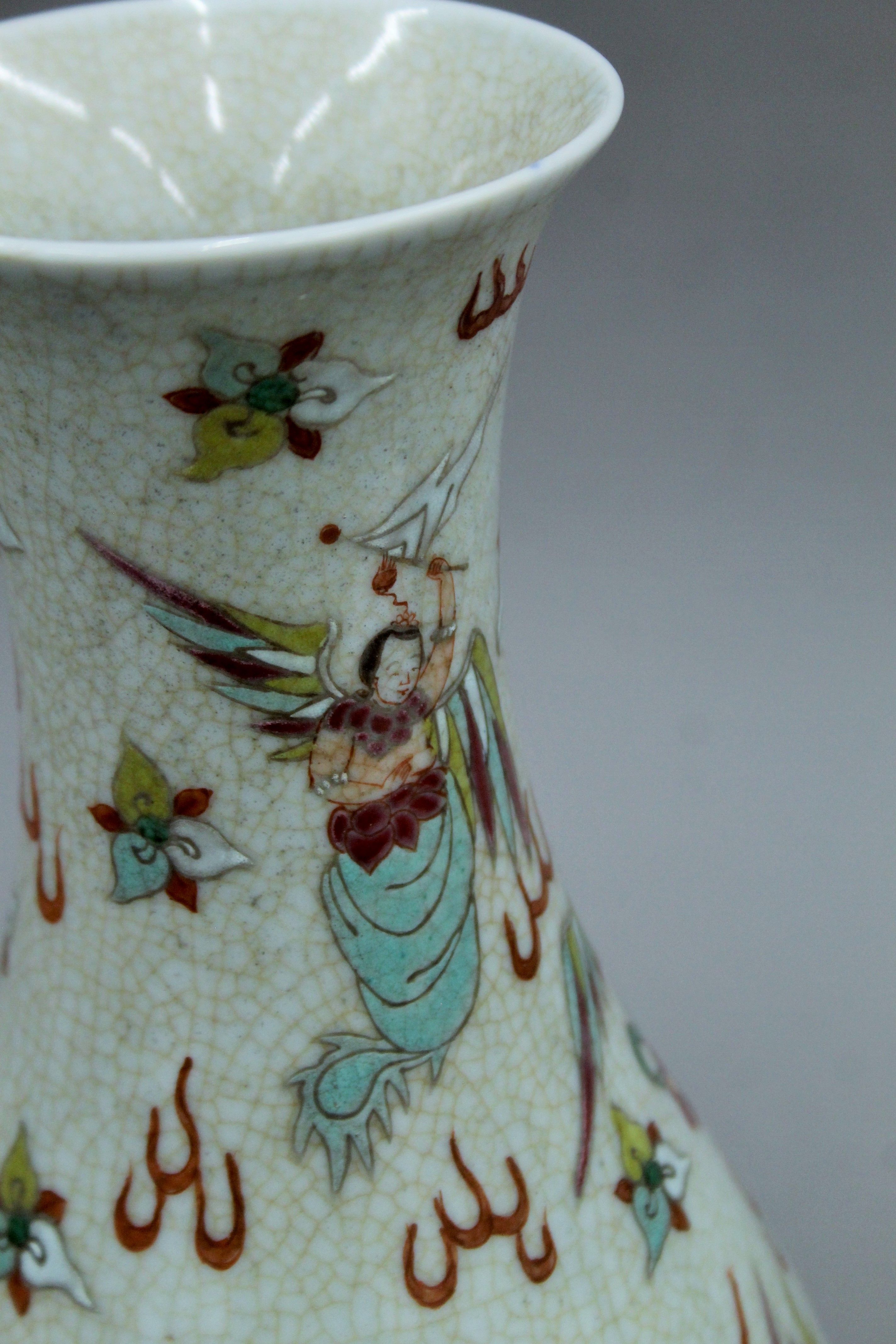 A Chinese porcelain crackle glaze vase. 34 cm high. - Image 5 of 6