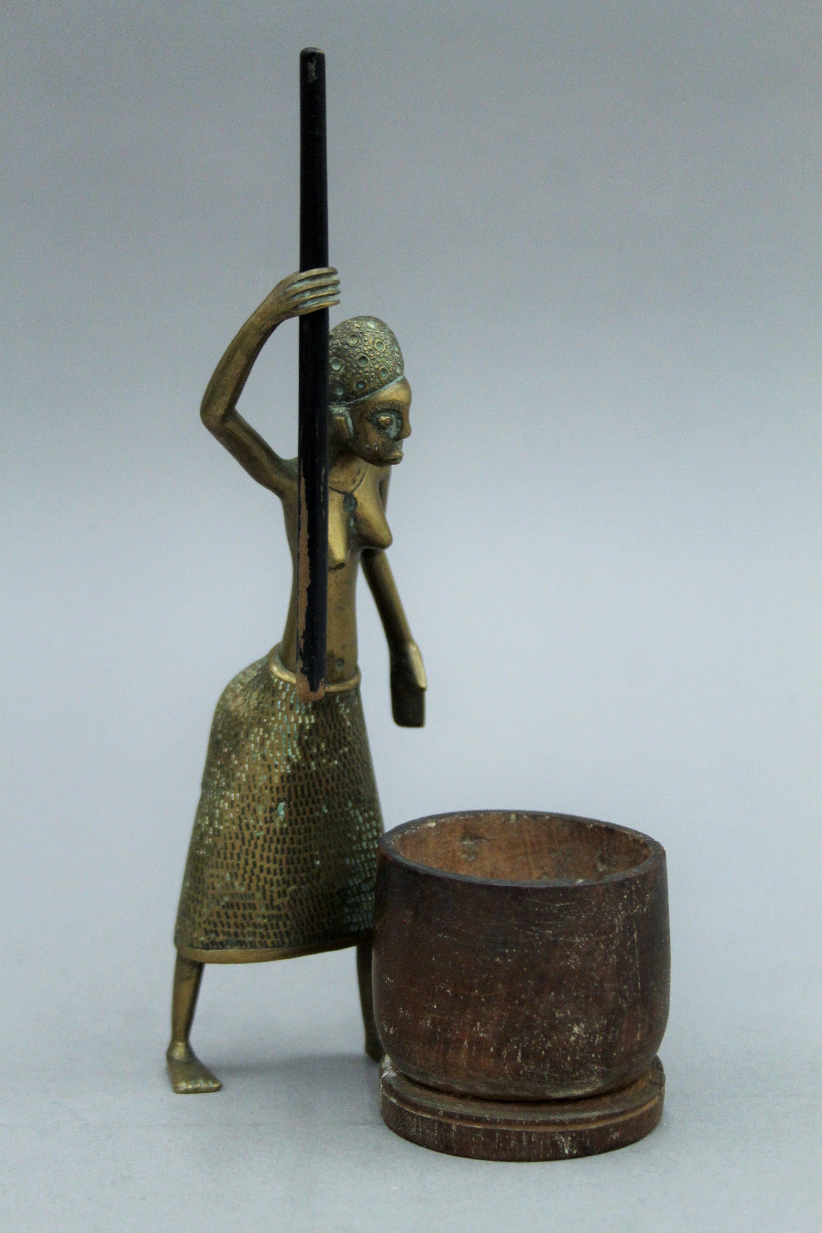 A bronze and wooden sculpture of an African woman. 21 cm high. - Image 3 of 3