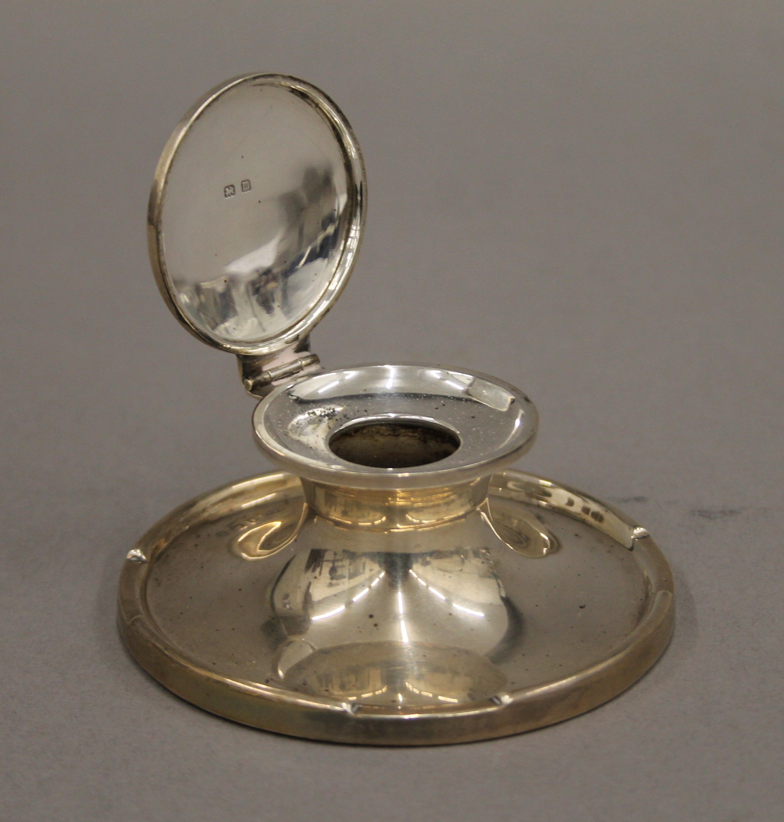 A silver capston inkwell. 9 cm diameter. - Image 3 of 5