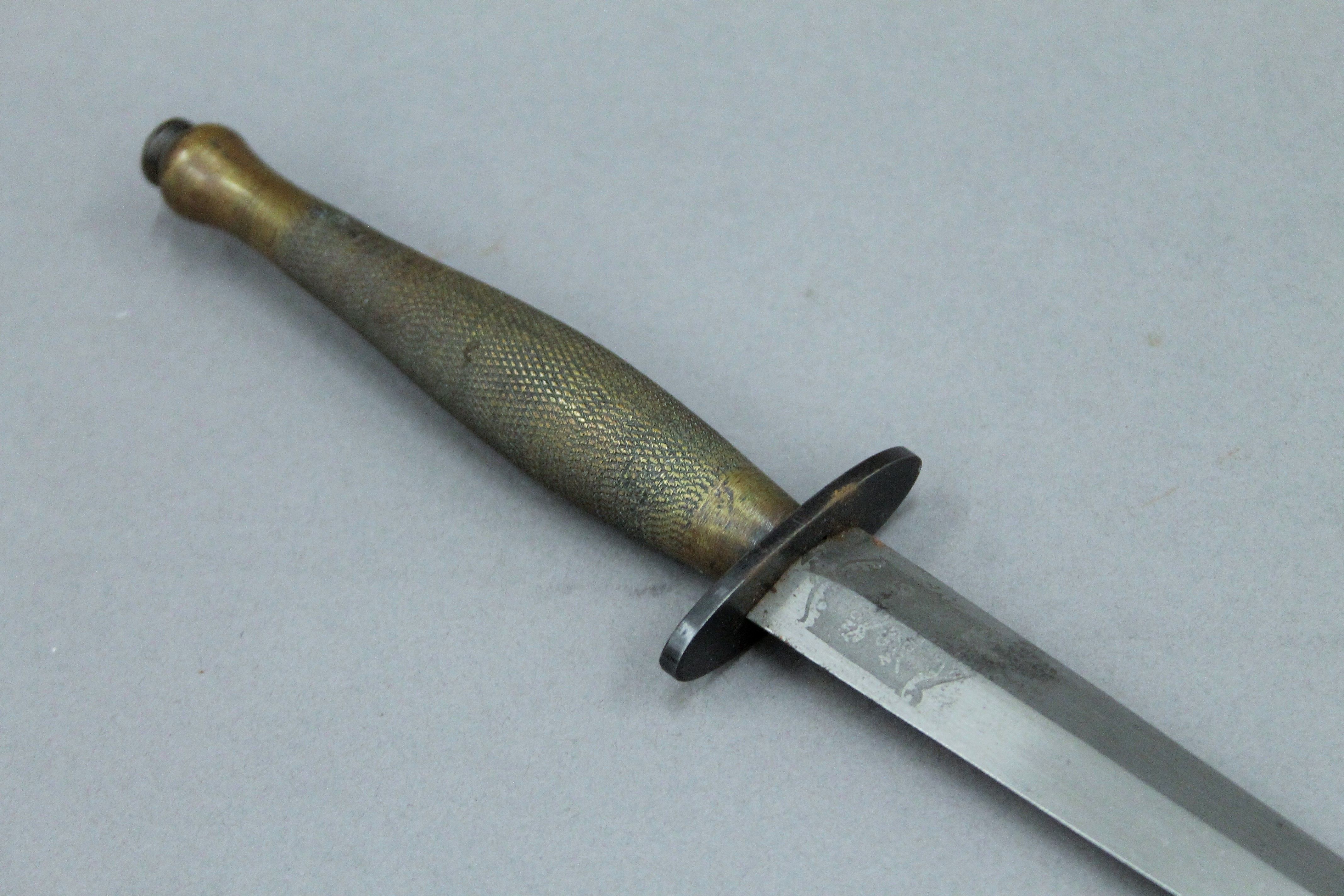 A Fairbairn-Sykes fighting knife in leather scabbard. 31.5 cm long. - Image 4 of 7