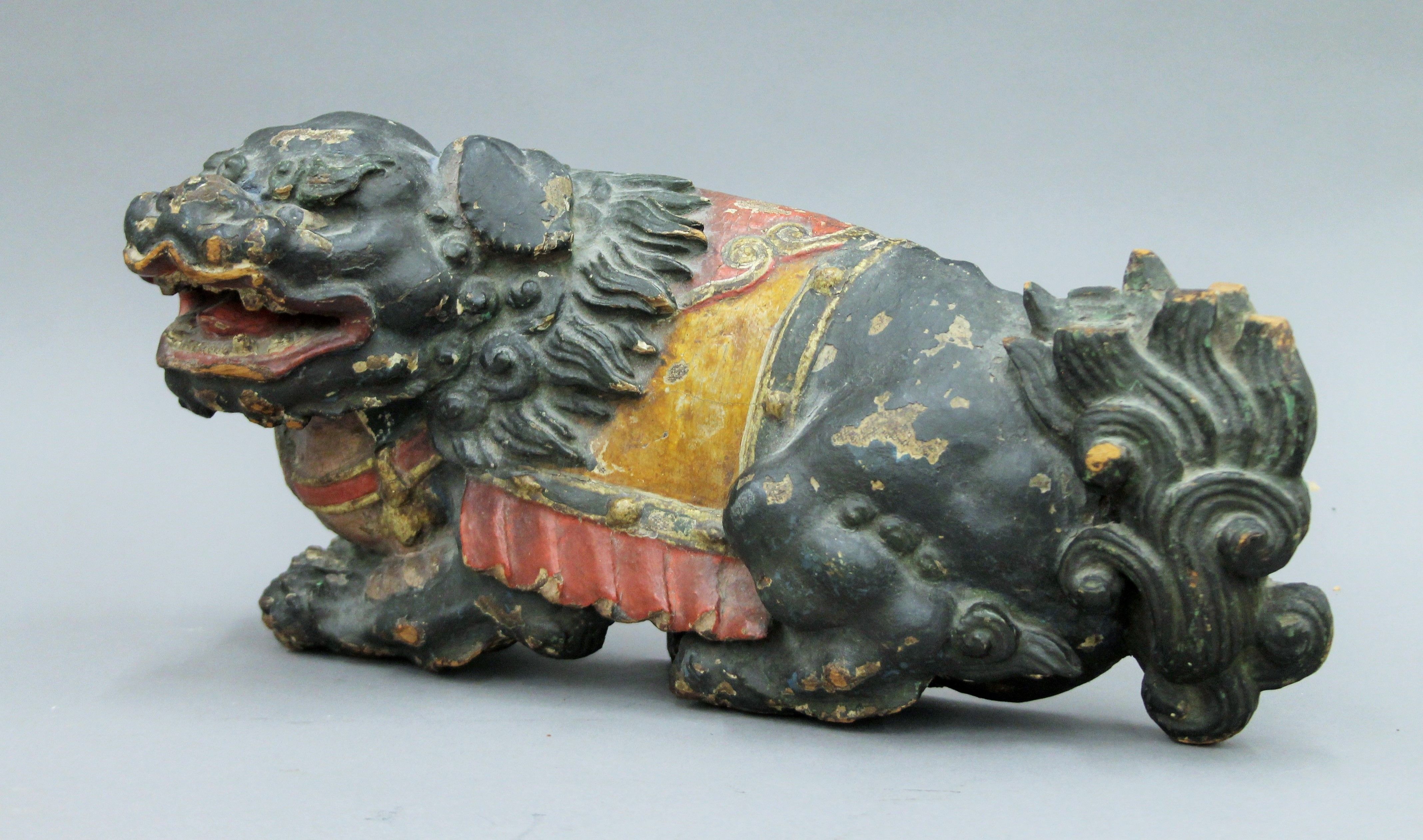 A painted carved wooden dog-of-fo. 41 cm wide. - Image 2 of 5