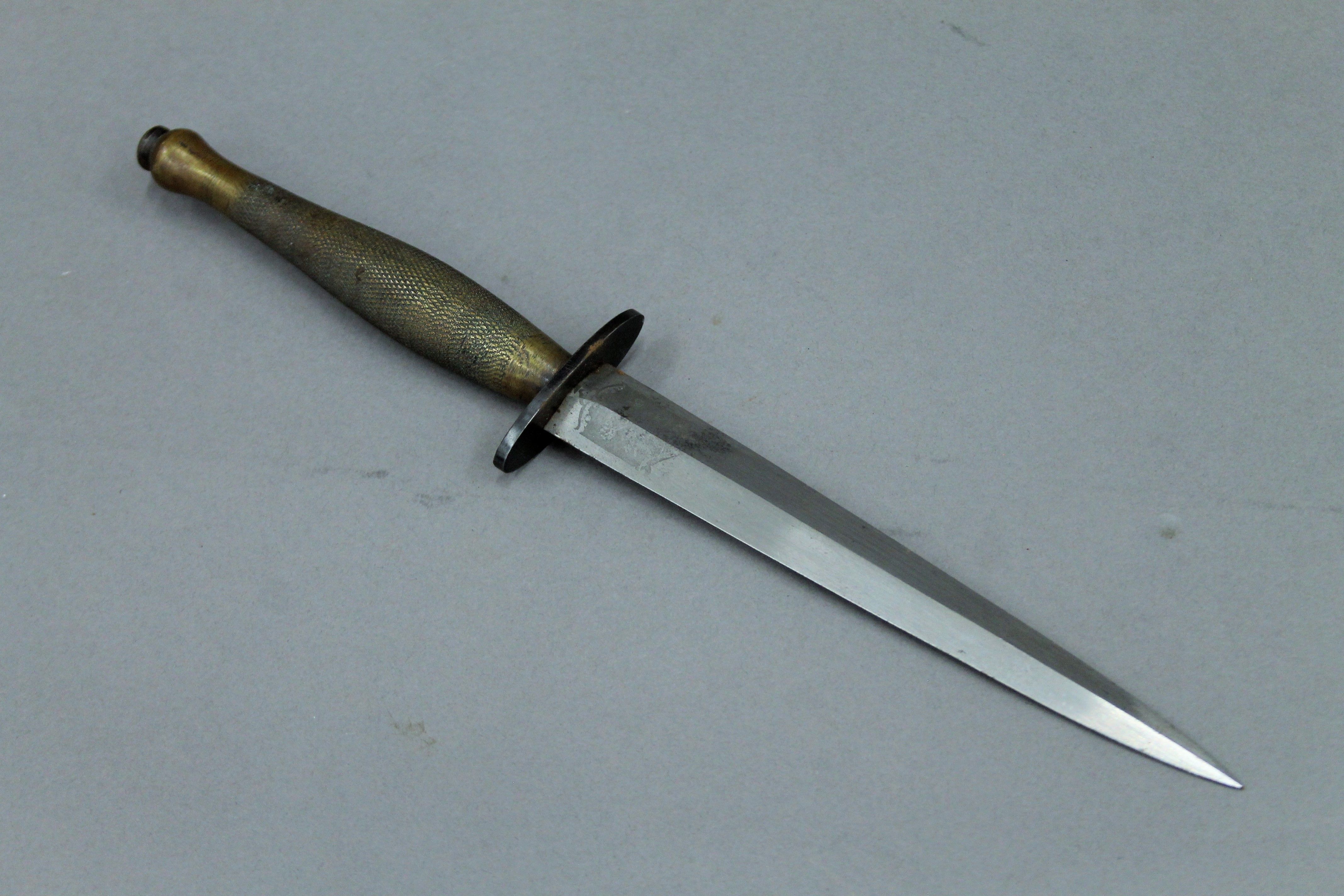 A Fairbairn-Sykes fighting knife in leather scabbard. 31.5 cm long. - Image 3 of 7