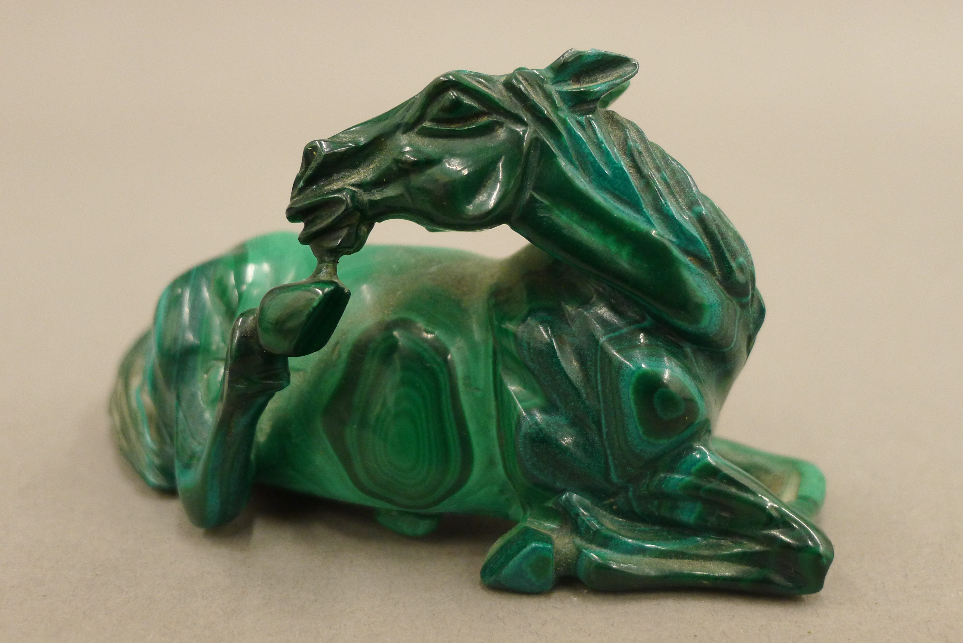 A Chinese carved malachite reclining horse on stand. The stand 11 cm long. - Image 6 of 11