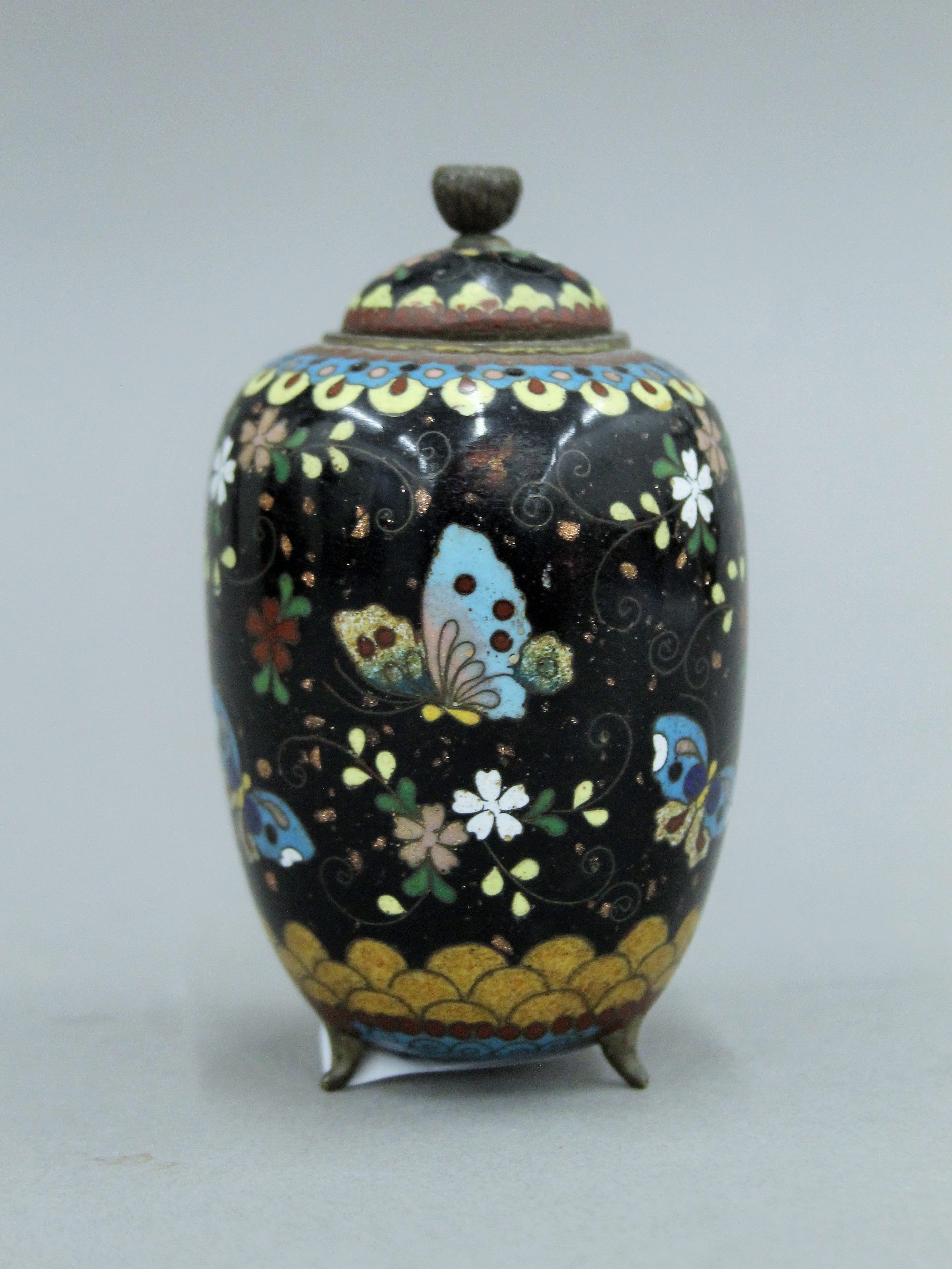 A small cloisonne vase and cover. 9.5 cm high. - Image 2 of 5