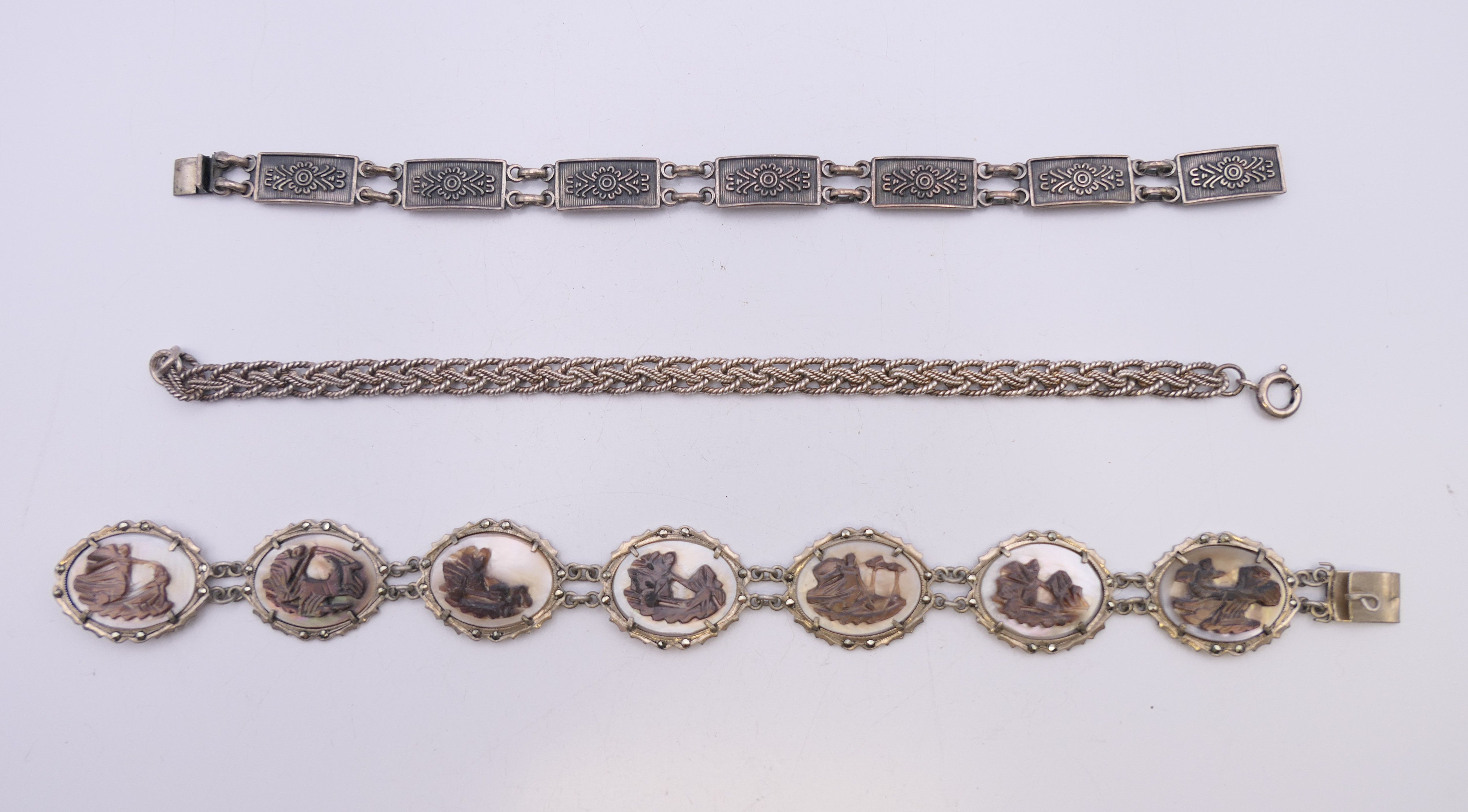A quantity of silver jewellery. 42.4 grammes total weight.