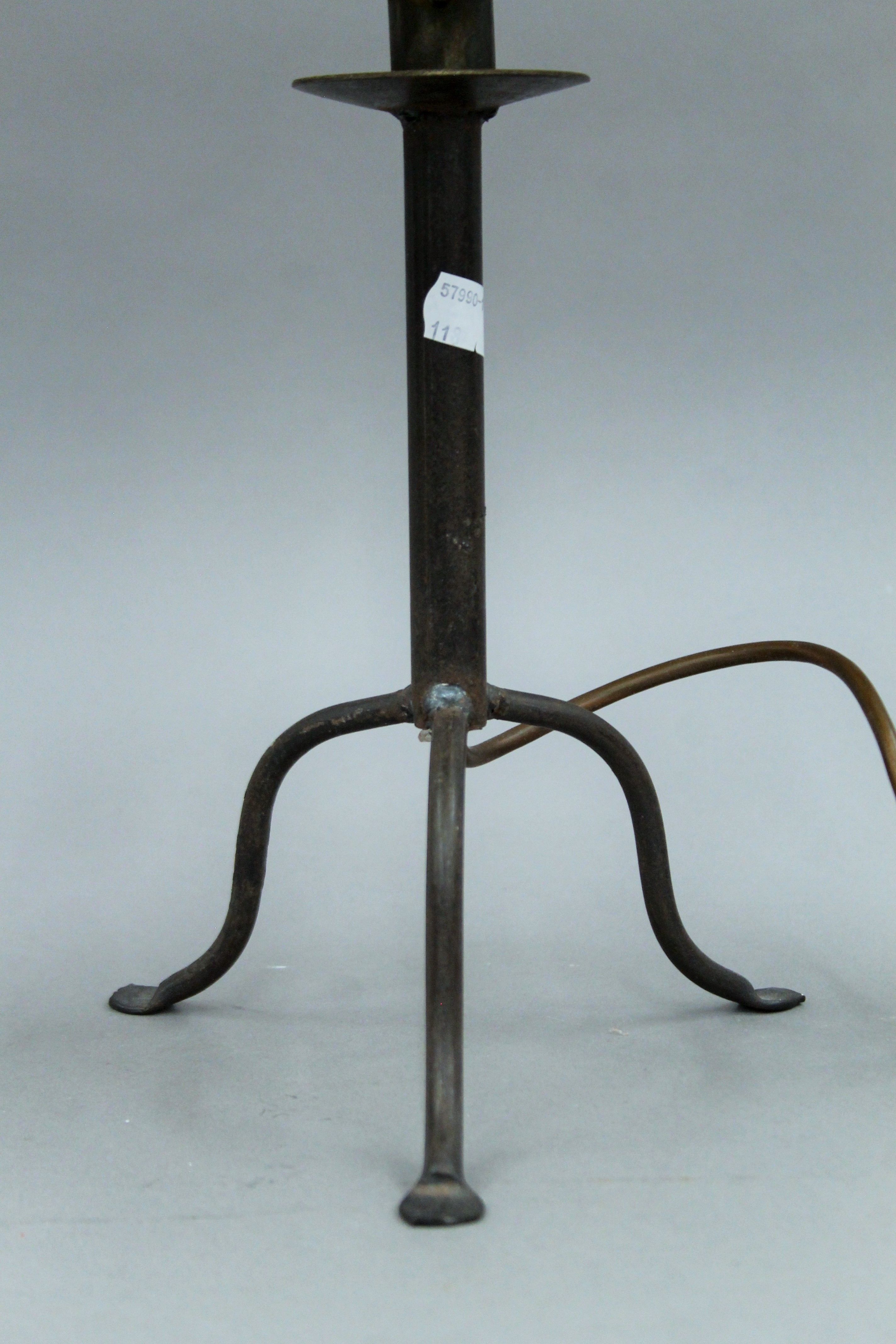 A pair of wrought iron table lamps. 39 cm high overall. - Image 3 of 3
