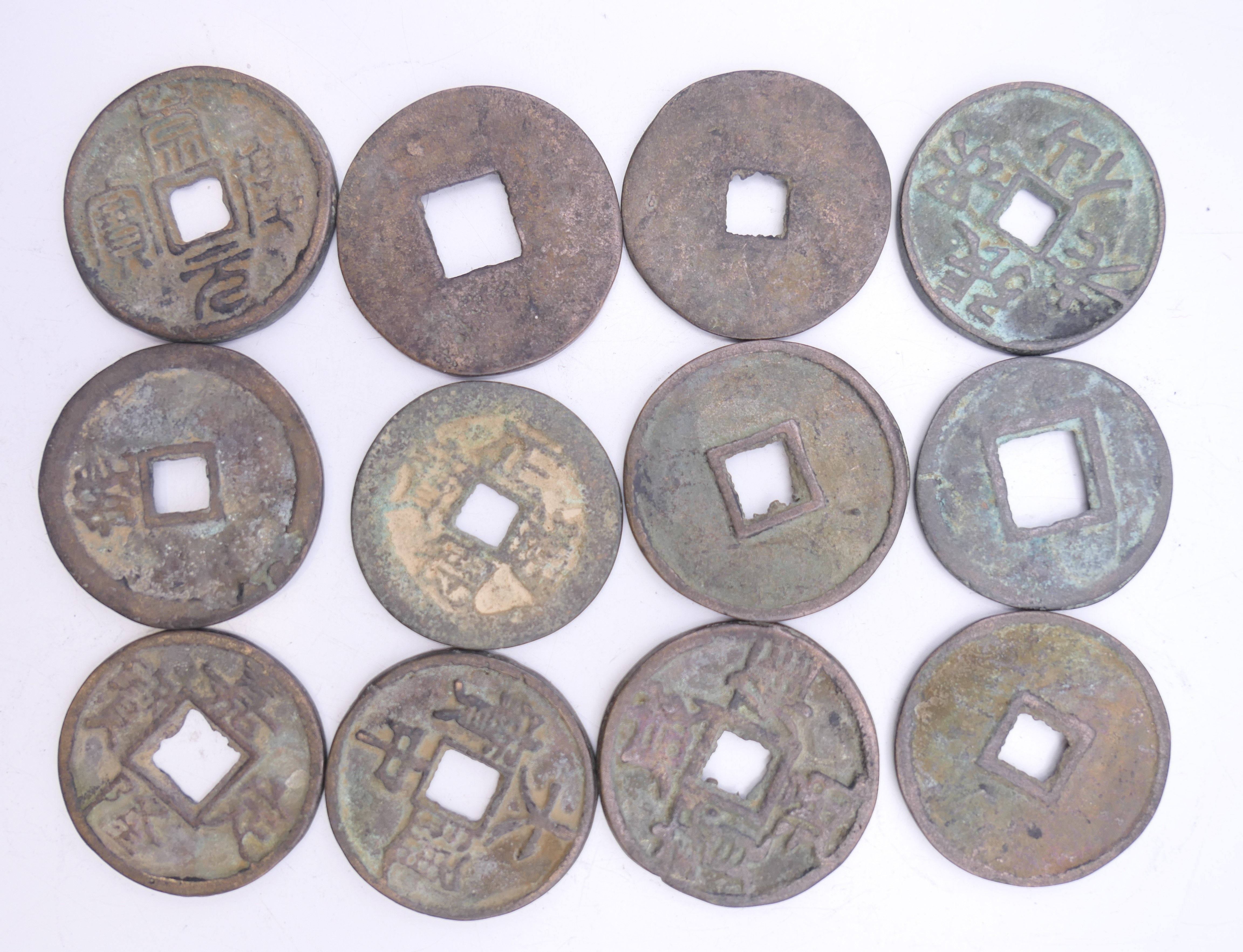 A quantity of Chinese coins. Approximately between 3 cm - 3.5 cm diameter. - Image 2 of 2