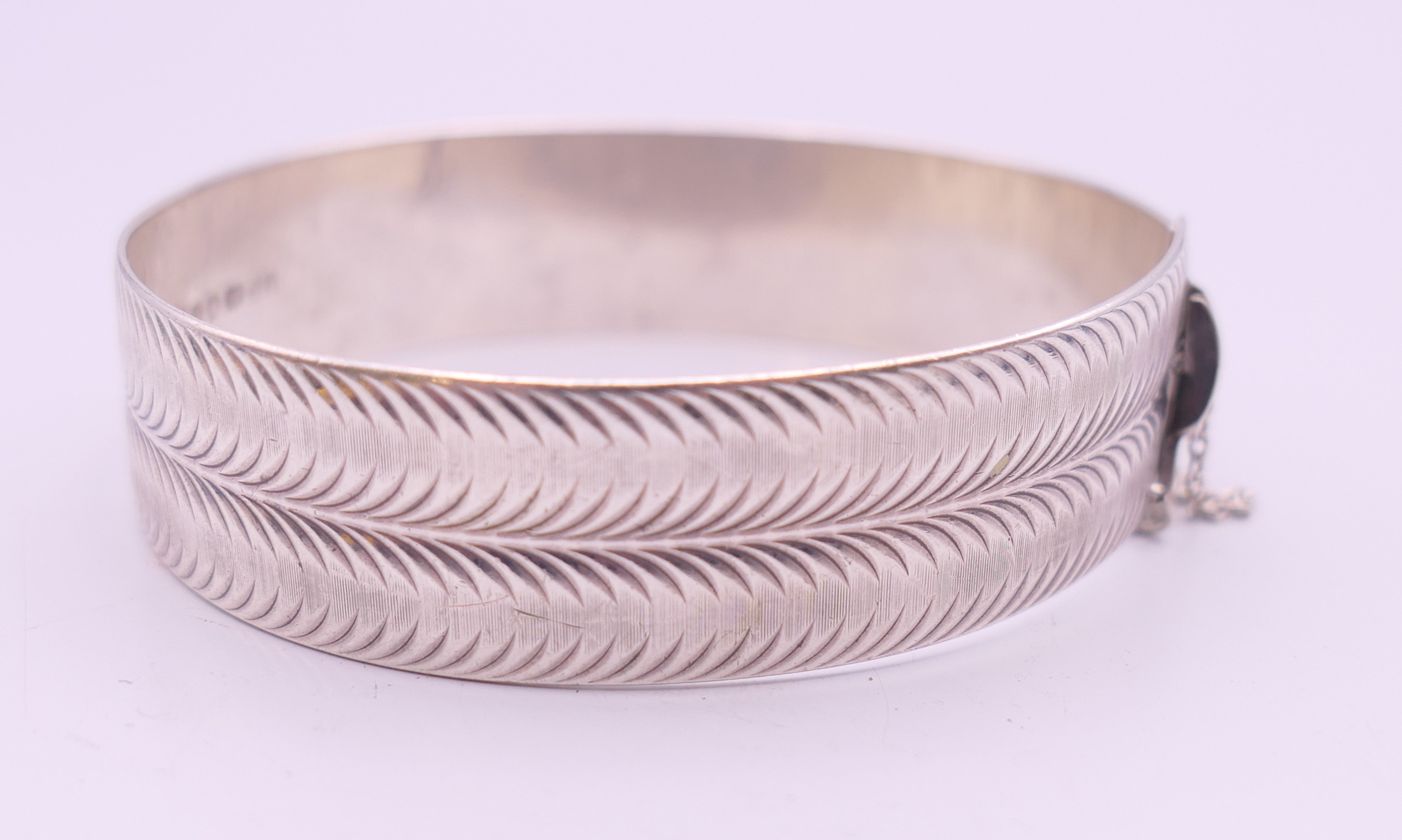 A silver bangle and another bangle. The former 6 cm diameter and 26.2 grammes. - Image 7 of 10