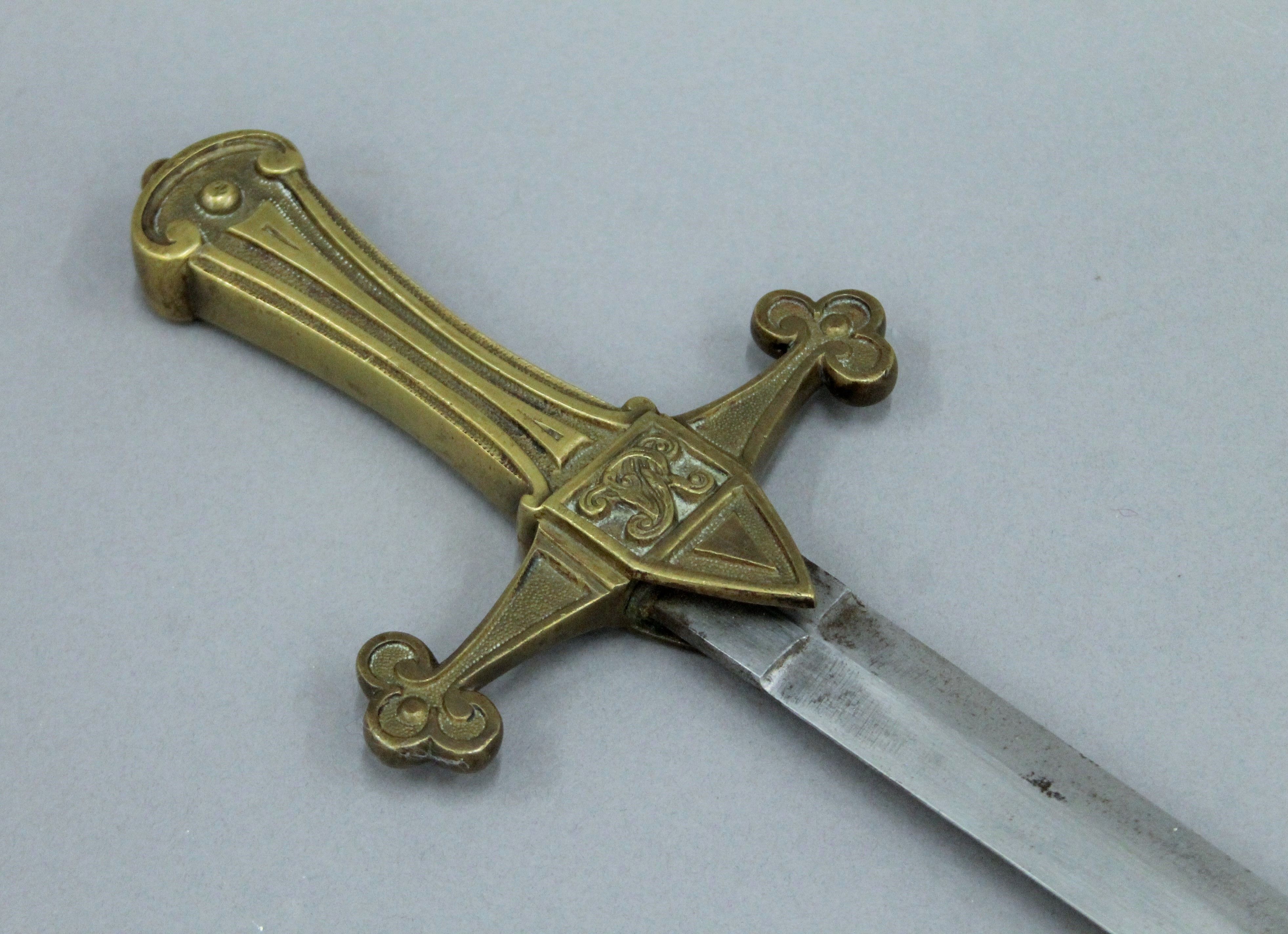 A Victorian short sword in scabbard. 64.5 cm long. - Image 4 of 7