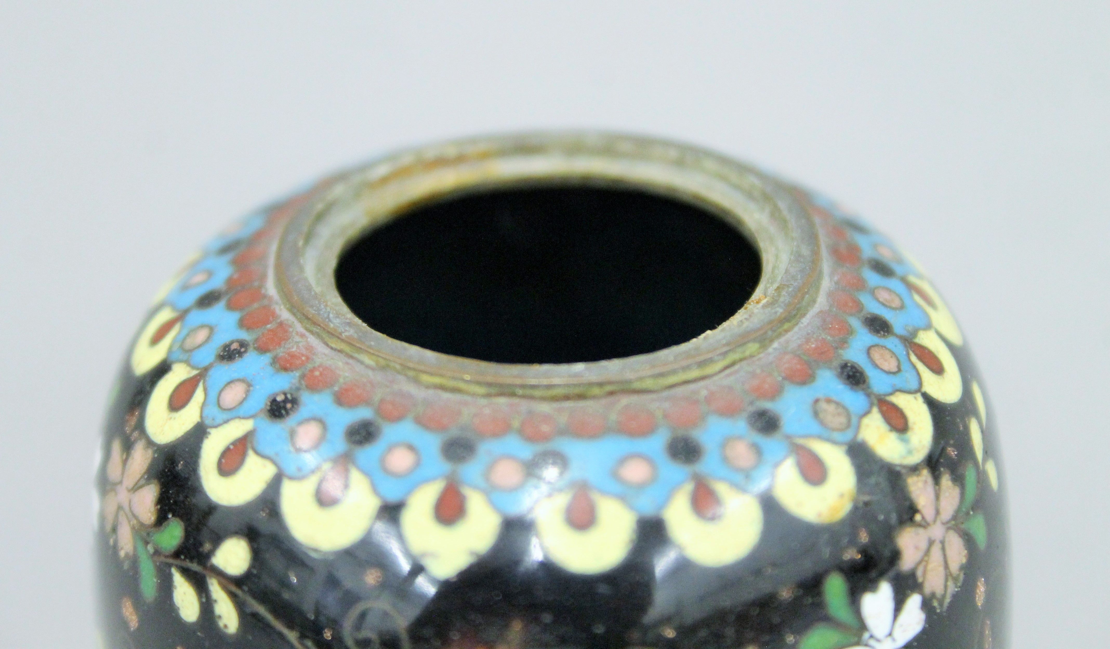 A small cloisonne vase and cover. 9.5 cm high. - Image 3 of 5