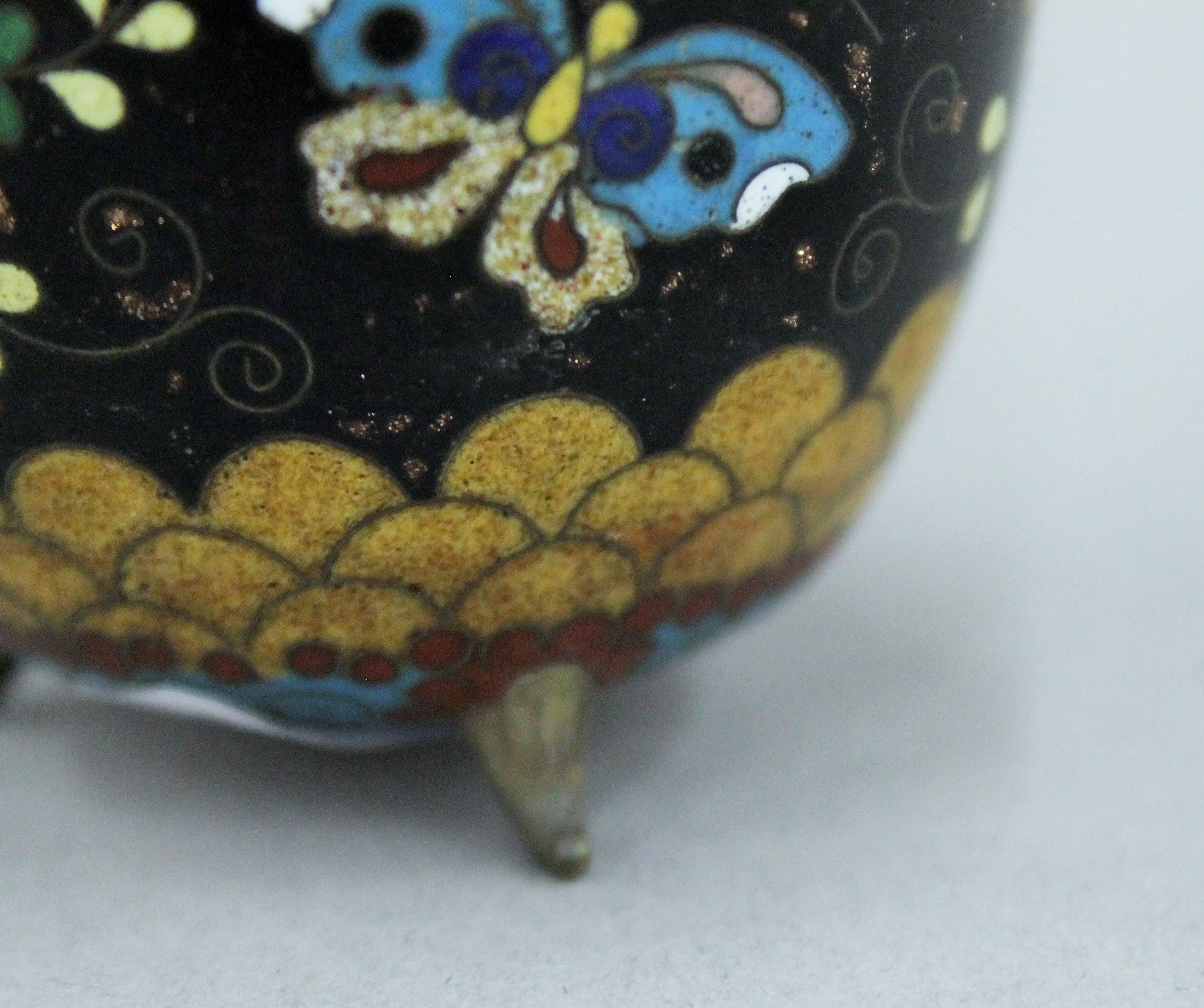 A small cloisonne vase and cover. 9.5 cm high. - Image 4 of 5