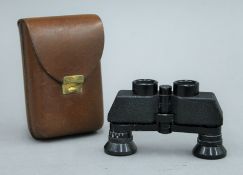 A pair of Carl Zeiss Jena Theatis opera glasses in leather case. 9.5 cm wide.