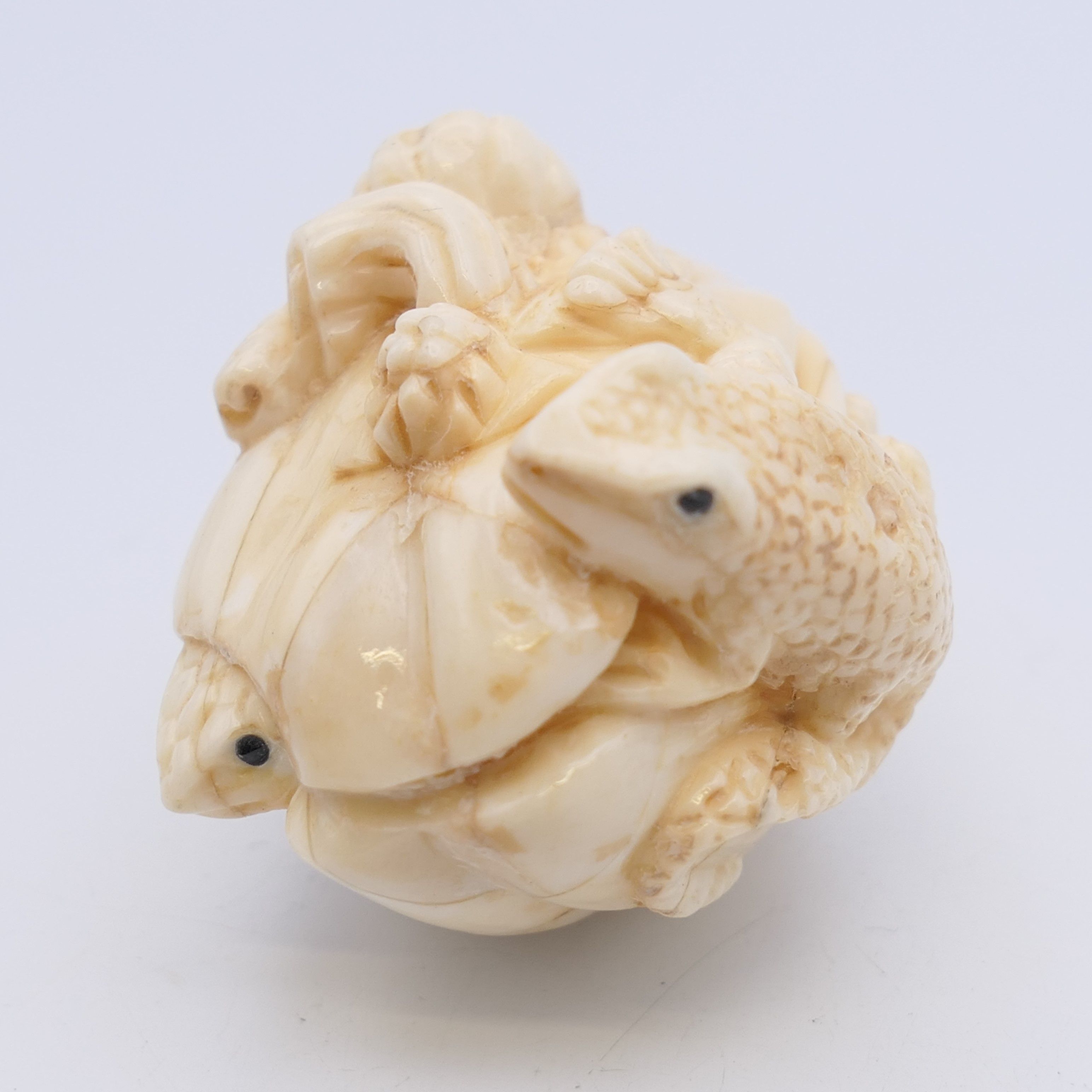 A bone carving of frogs. 5 cm long. - Image 3 of 5