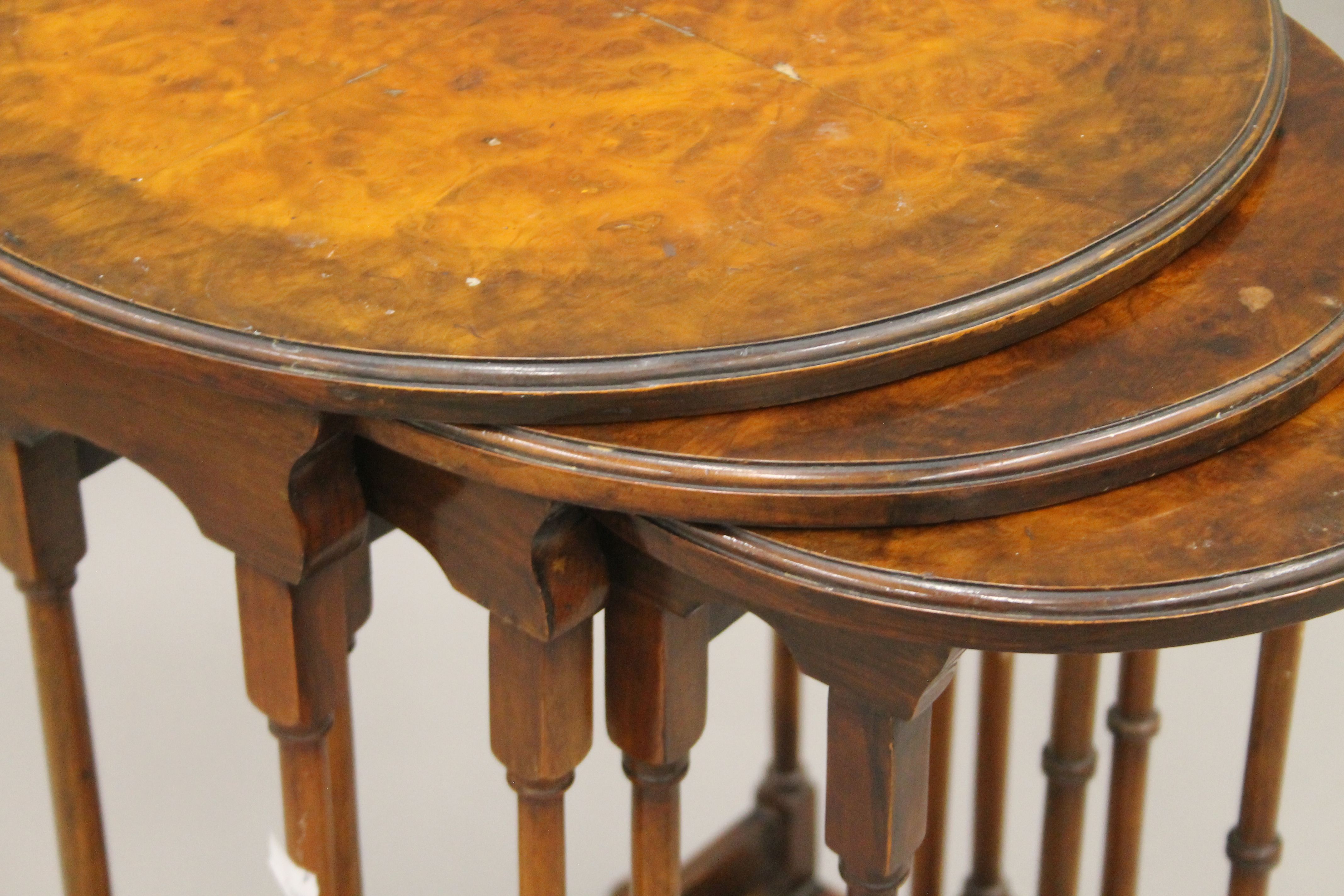 An early 20th century walnut nest of three tables. The largest 45 cm diameter. - Image 4 of 5
