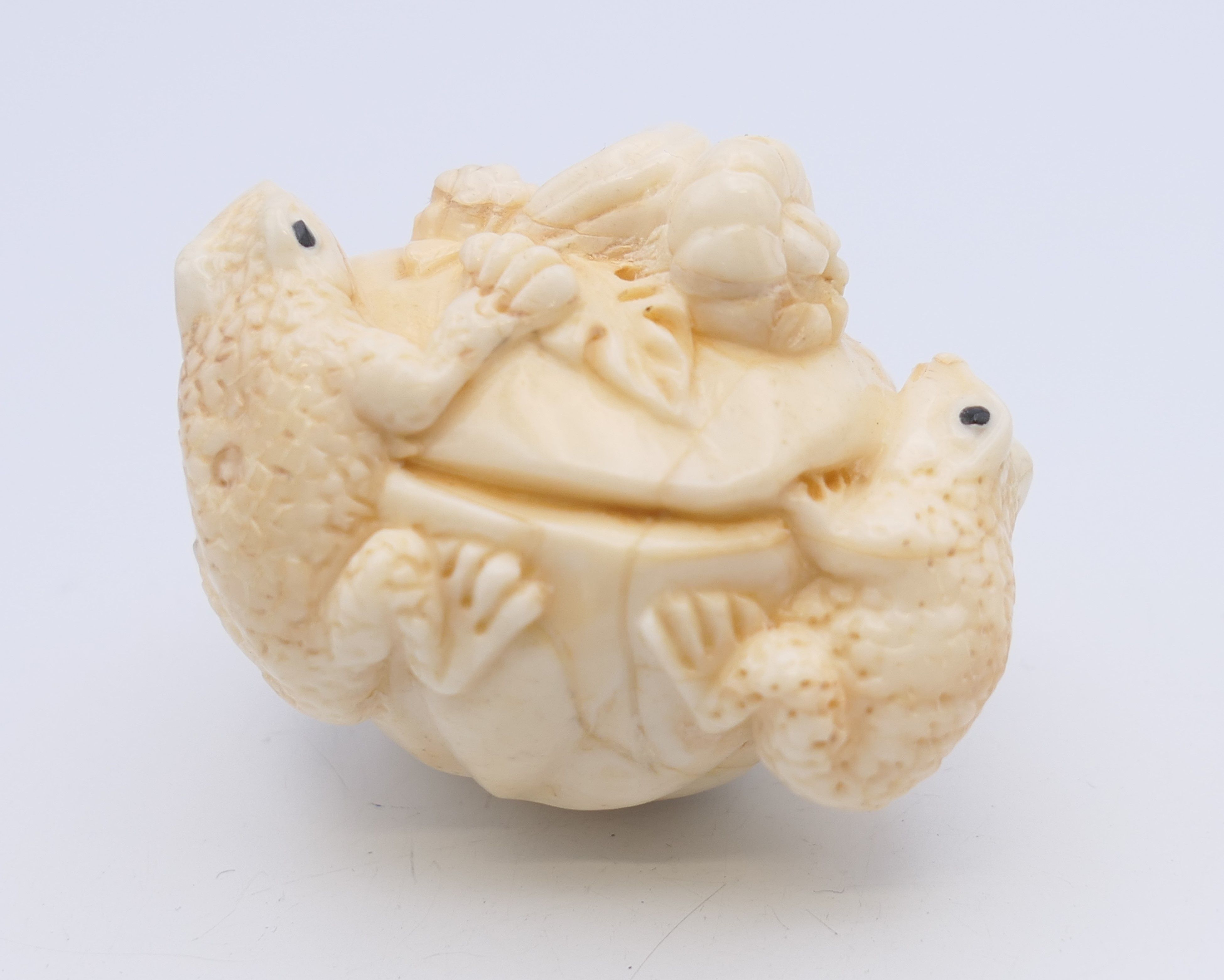 A bone carving of frogs. 5 cm long. - Image 2 of 5