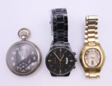 An Ingersoll Defiance pocket watch and two gentlemen's wristwatches. The former 5 cm diameter.